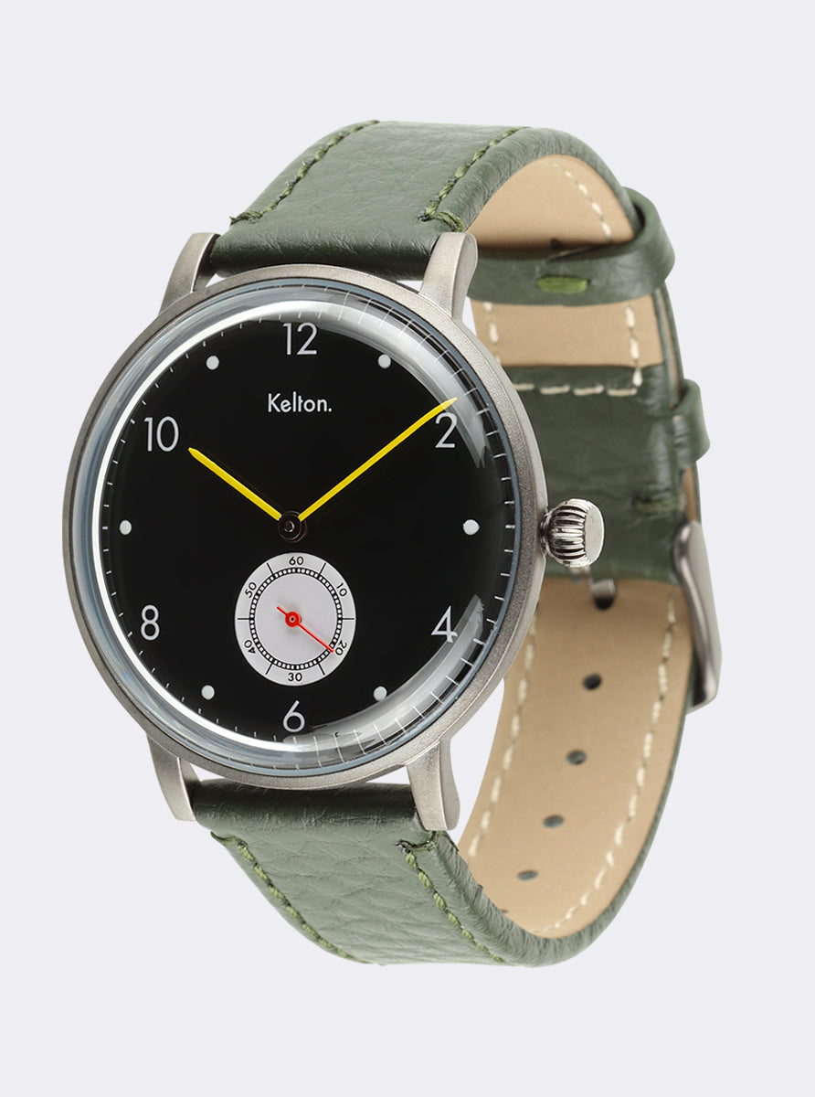 Image of Montre cadran noir sur bracelet cuir vert, vue en angle avec couronne.