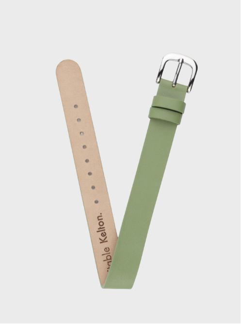 Image of Bracelet en cuir 14 mm vert, boucle argent, trous d’ajustement visibles.