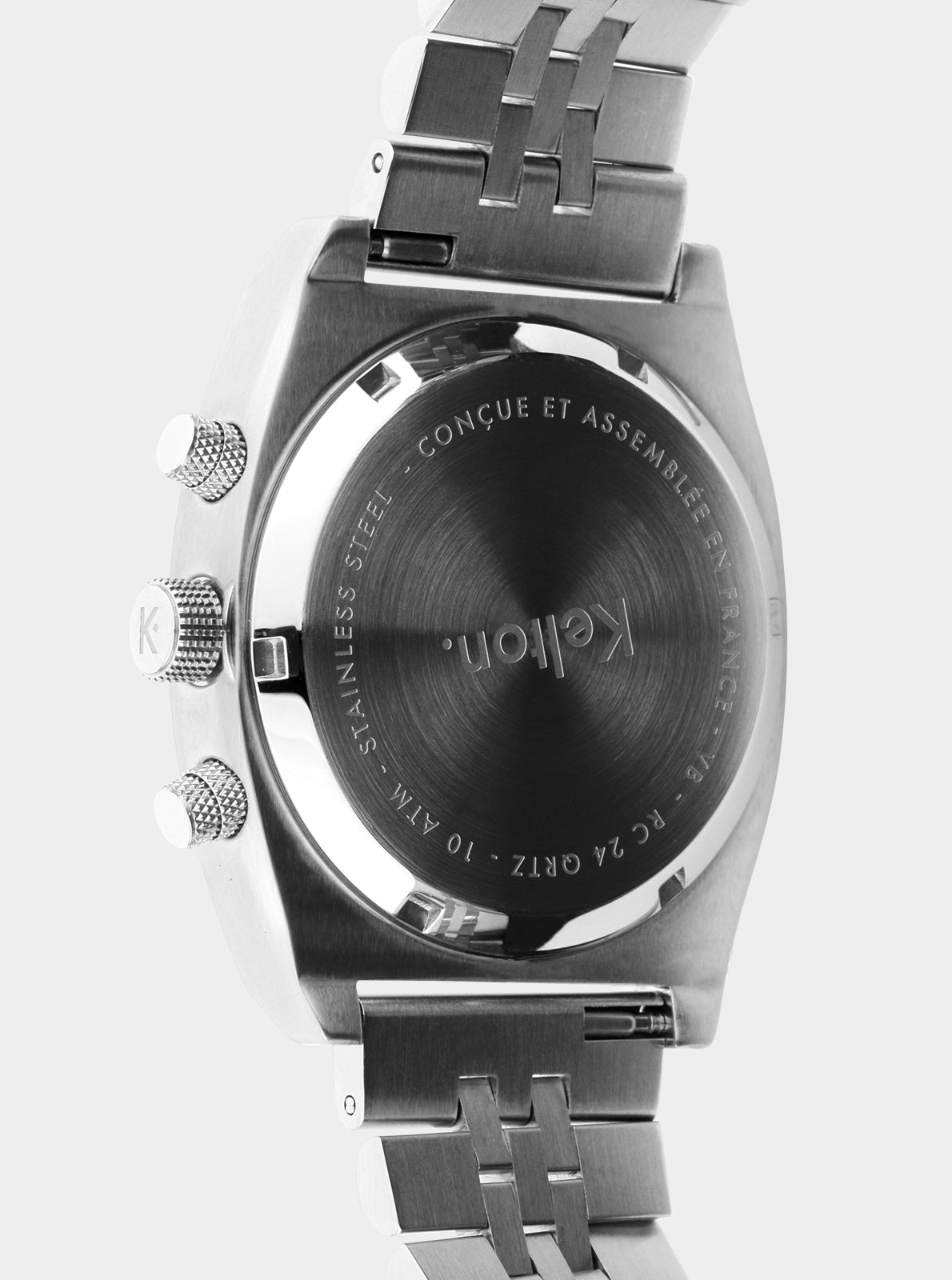 Image of Fond de montre en acier brossé avec gravure, bracelet à maillons métalliques.