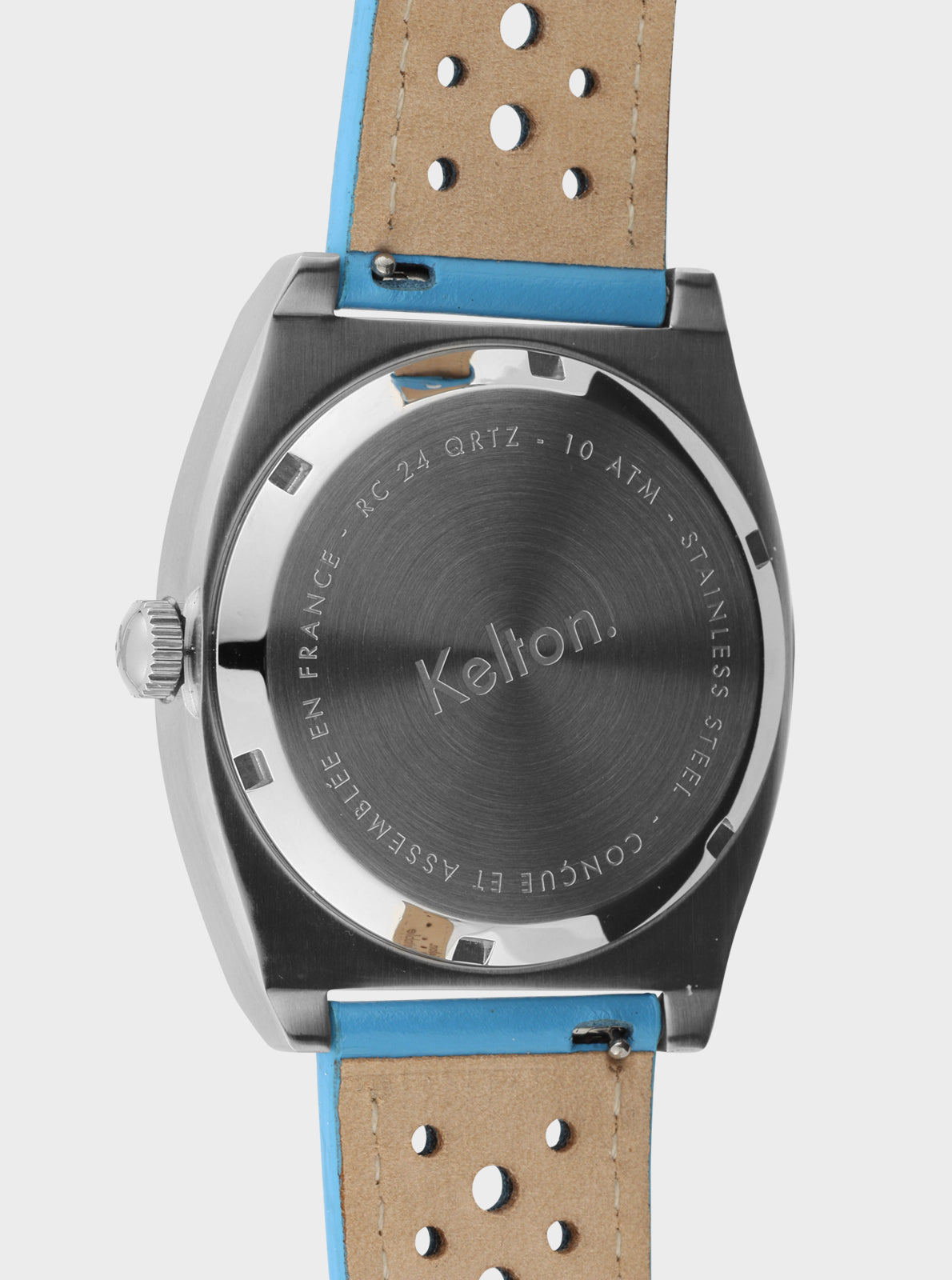 Image of Montre Kelton, fond gravé et bouton latéral, bracelet bleu perforé.
