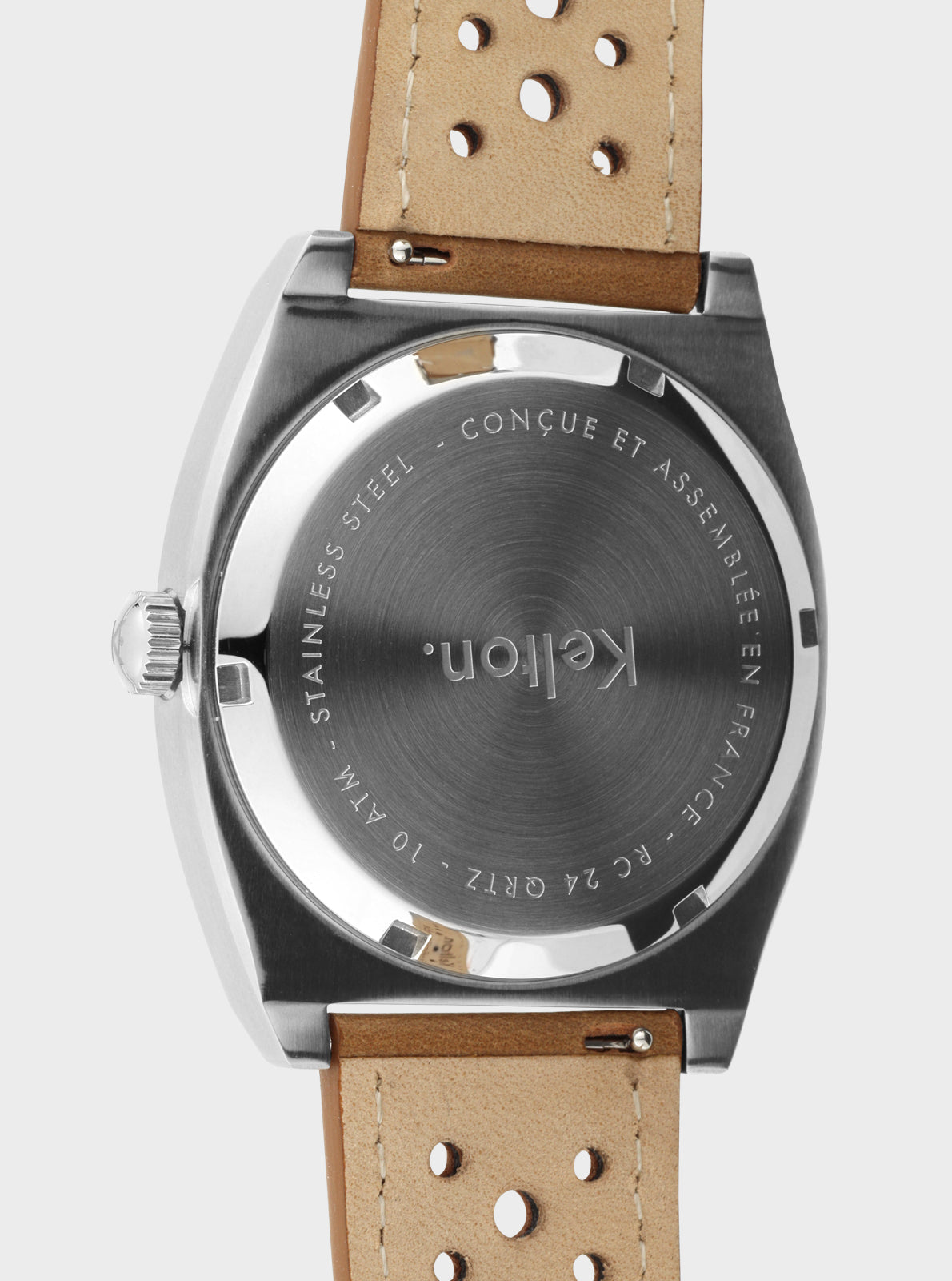 Image of Montre, fond acier gravé, bracelet cuir marron avec trous et coutures visibles.