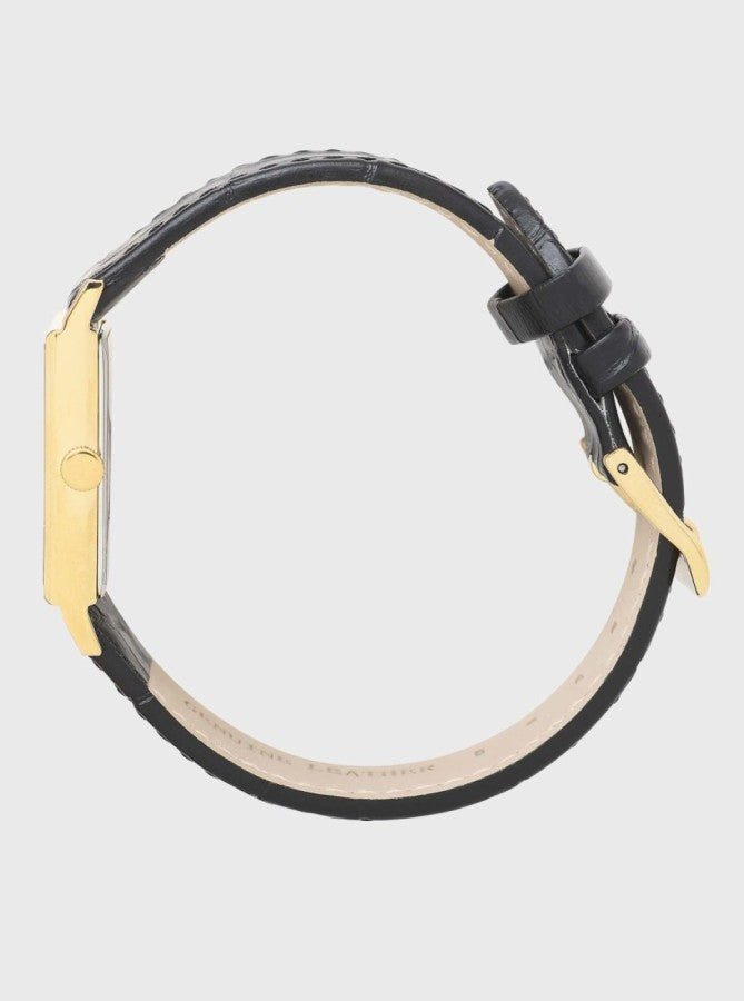 Image of Montre avec boîtier doré et bracelet en cuir noir texturé, boucle et ardillon dorés.