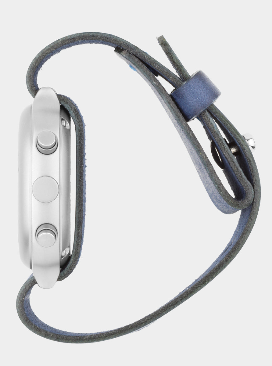 Image of Montre chronographe à bracelet bleu marine, boîtier argenté, boutons latéraux.