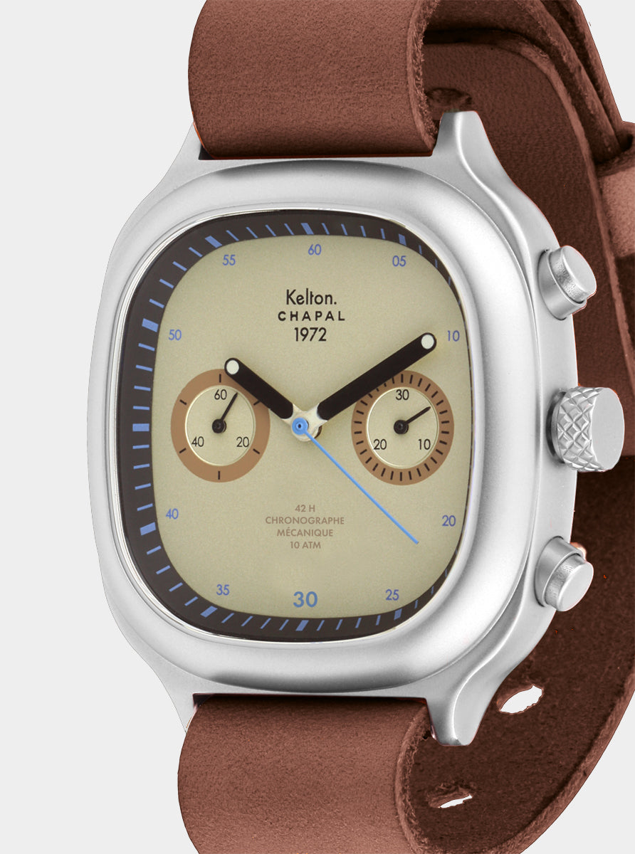 Image of Montre chronographe à cadran beige et bracelet cuir brun, boîtier argenté vue rapprochée