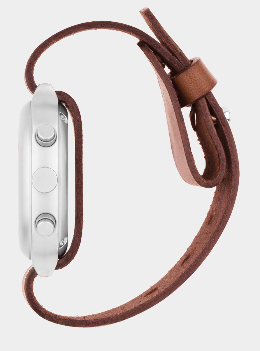 Image of Bracelet en cuir brun pour montre avec boîtier argenté, vue de côté