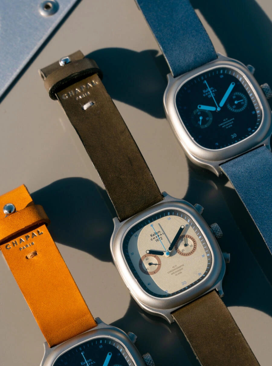 Image of Montre chronographe cadran bleu, bracelet en cuir bleu, boîtier argenté