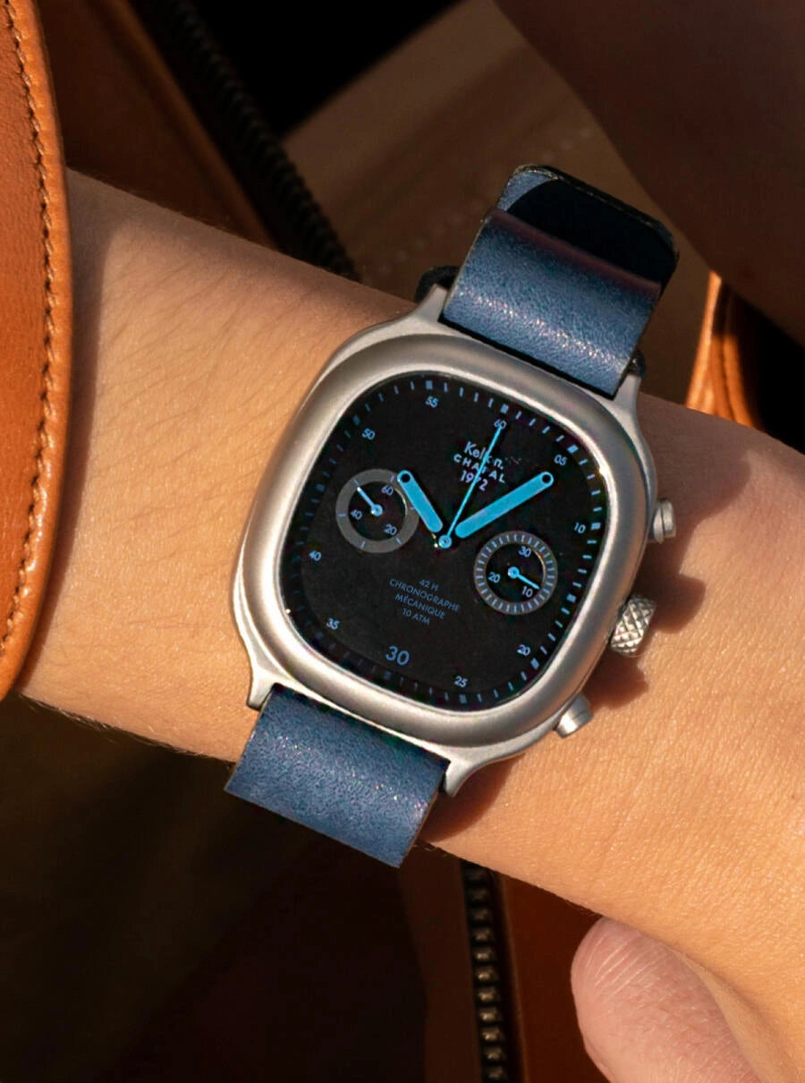 Image of Montre chronographe cadran bleu, bracelet bleu en cuir, boîtier argenté