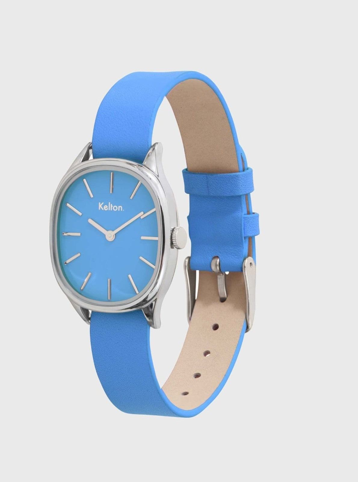 Image of Montre Colorama bleue avec bracelet bleu et fond beige, fermoir visible.