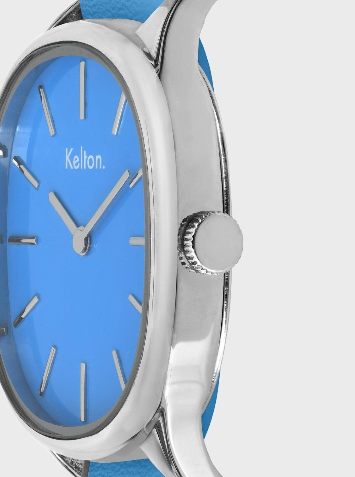Image of Montre Colorama bleue, cadran bleu et couronne sur boîtier argenté.