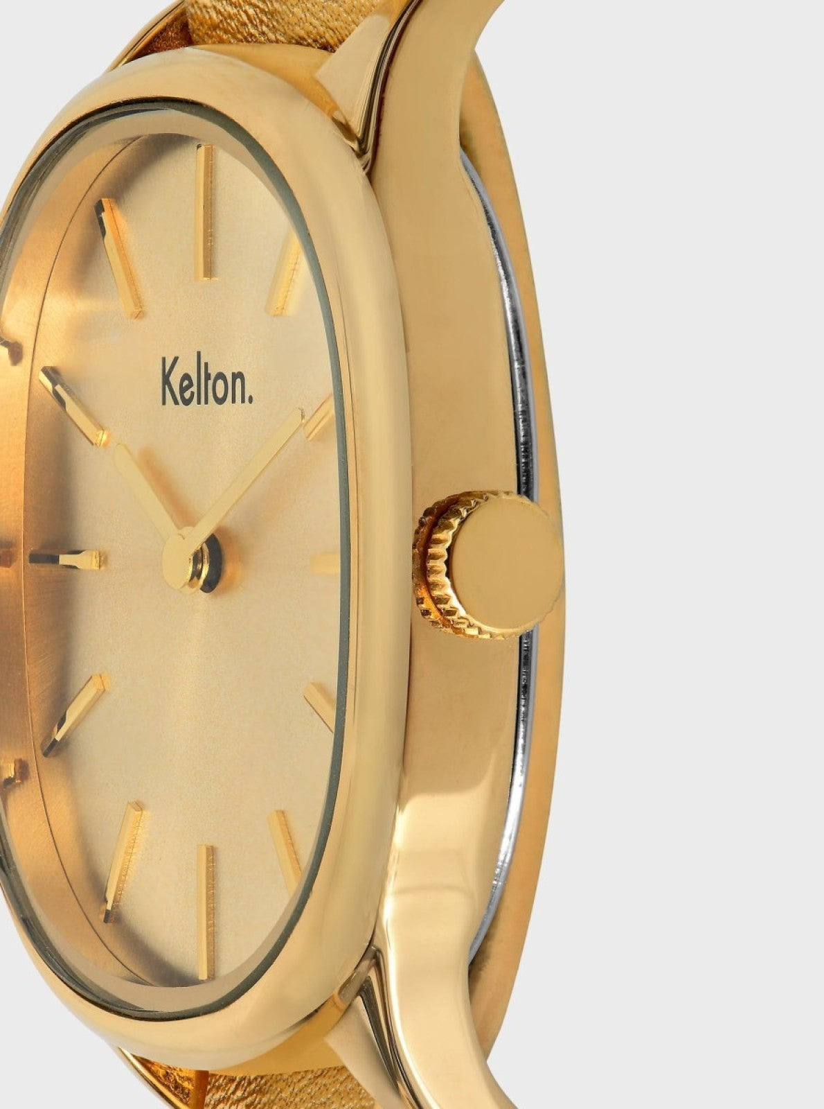 Image of Montre dorée, gros plan cadran crème avec logo Kelton, index et aiguilles
