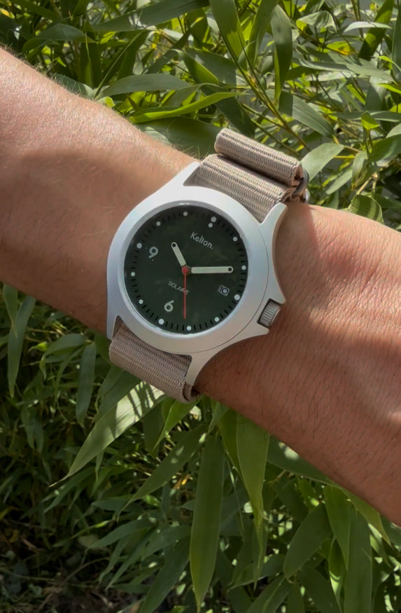 Image of Montre solaire au cadran vert, boîtier argenté et bracelet Nato kaki