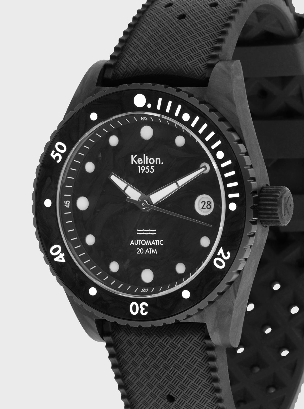 Image of Montre de plongée Kelton noire en gros plan, cadran à index ronds et lunette intérieure.