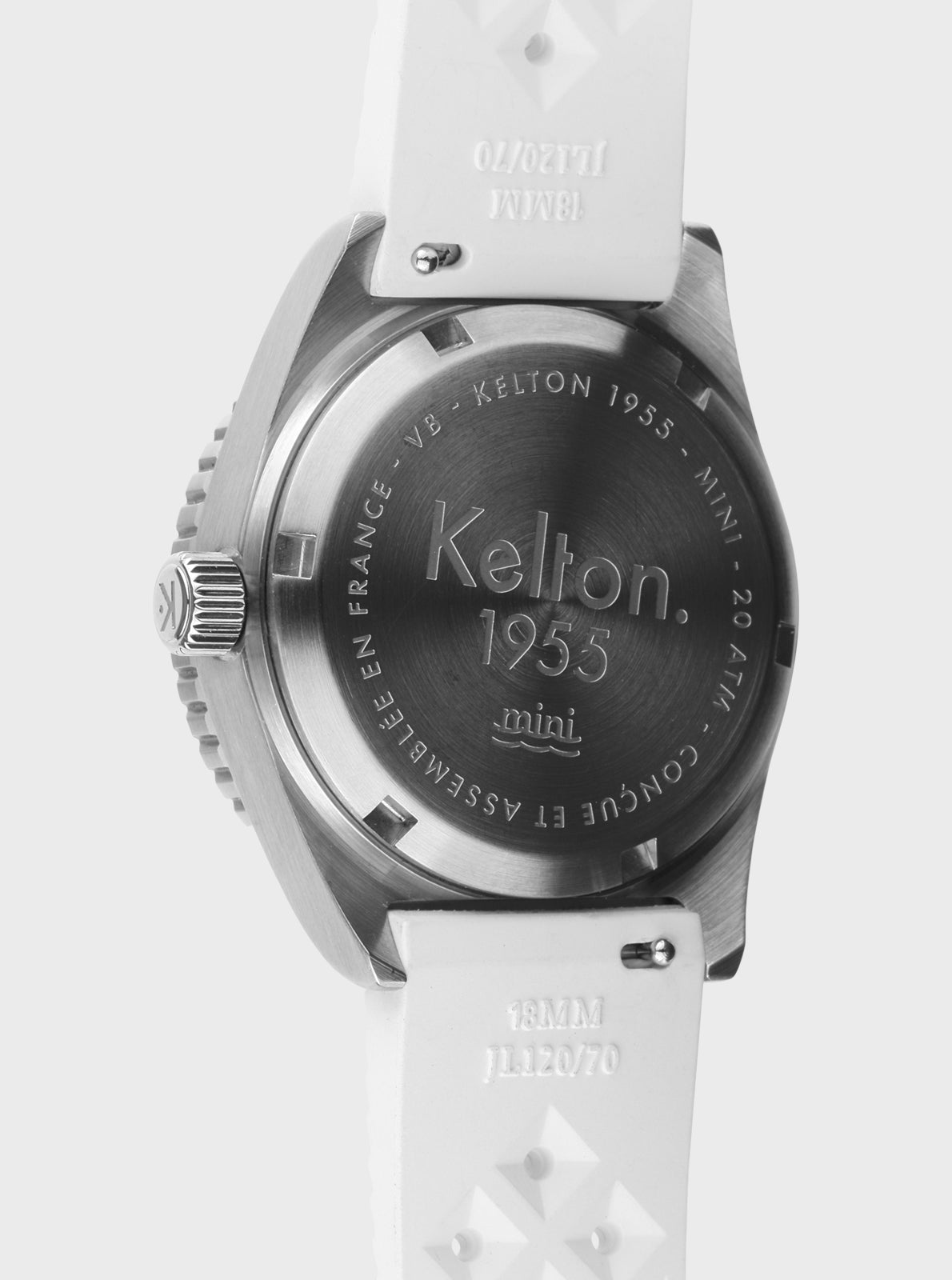 Image of Montre de plongée au dos gravé, boîtier argent sur bracelet blanc, vue inclinée
