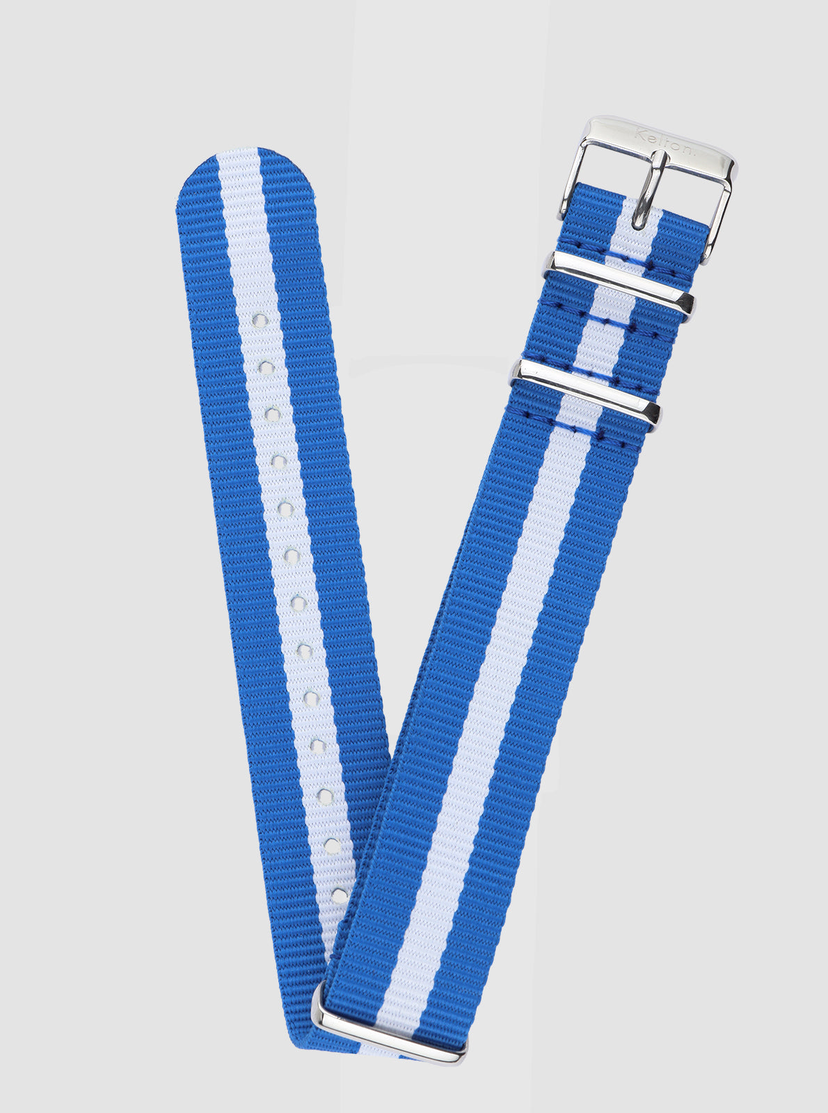 Image of Bracelet Nato 20 mm bleu à rayures blanches, boucle argentée.