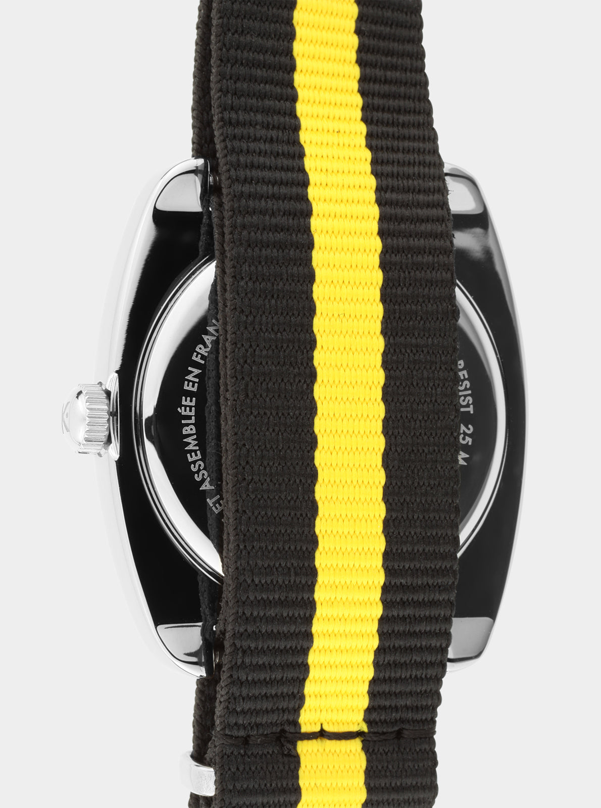 Image of Montre Kelton à dos acier, bracelet NATO rayé noir et jaune, fermoir visible.