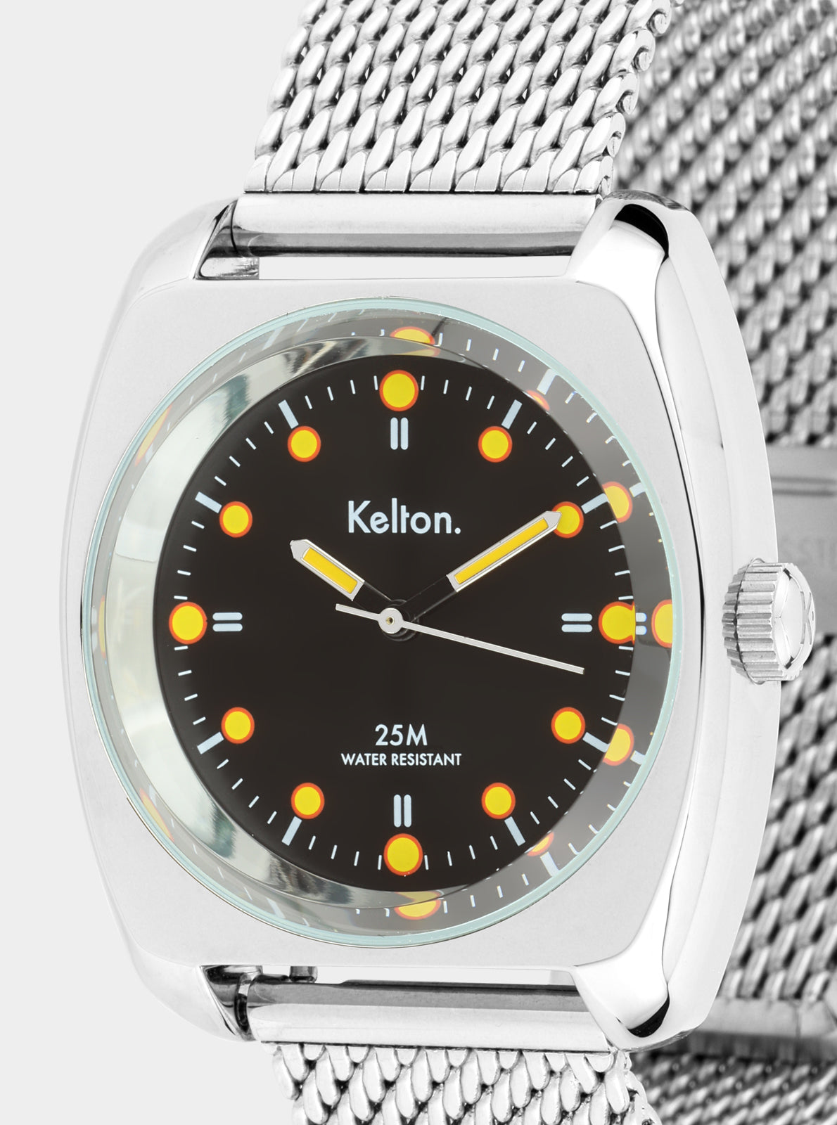 Image of Montre Kelton RC2 gros plan cadran noir, index jaunes et aiguilles jaunes
