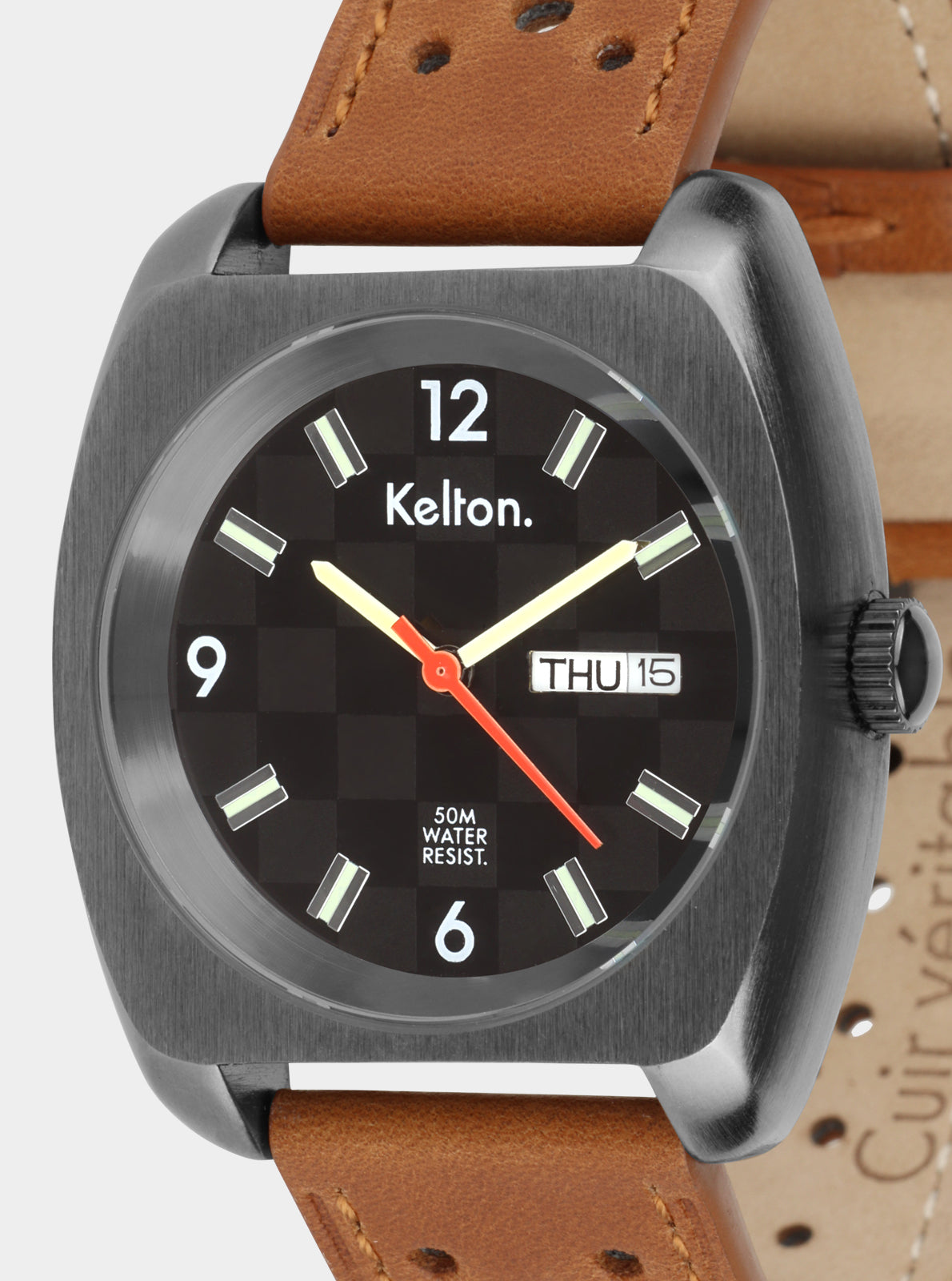 Image of Montre Kelton RC 22, gros plan cadran noir damier, bracelet cuir marron perforé