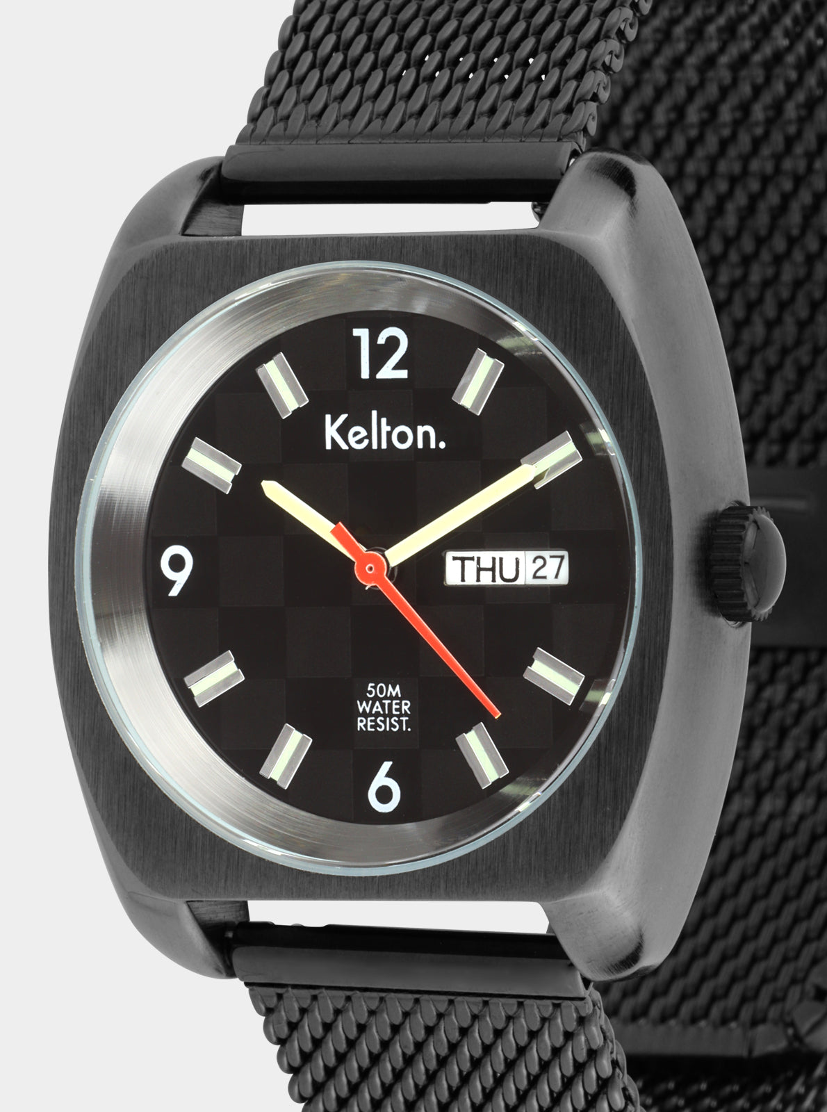 Image of Montre-bracelet à cadran noir, chiffres 12 et 6, aiguilles rouges, bracelet maille