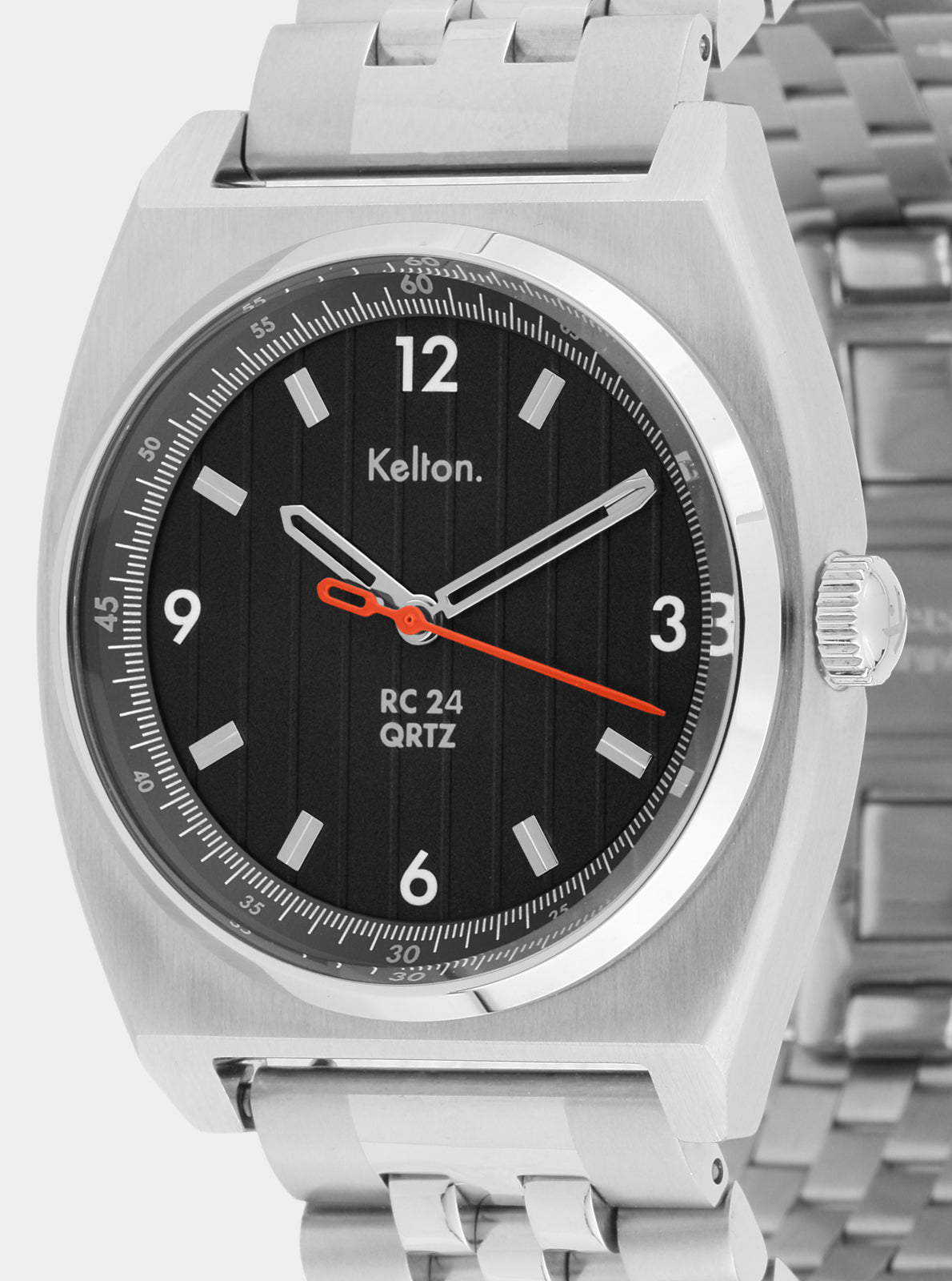 Image of Montre Kelton RC24 Quartz noire, gros plan du cadran noir et aiguilles orange.