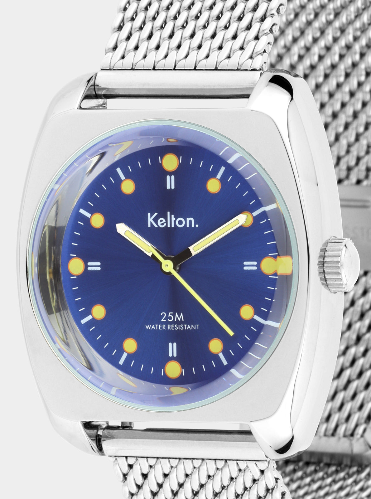 Image of Montre RC2 cadran bleu nuit, index ronds jaunes et bracelet maille argentée, zoom.