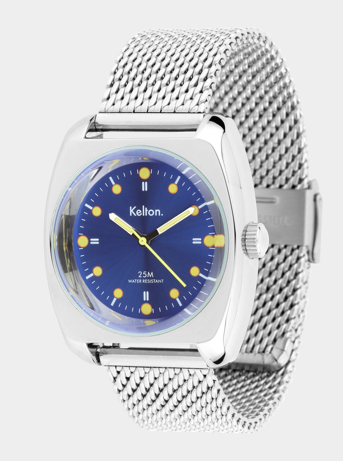 Image of Montre RC2 cadran bleu, aiguilles jaunes et bracelet maille argentée, vue de 3/4.