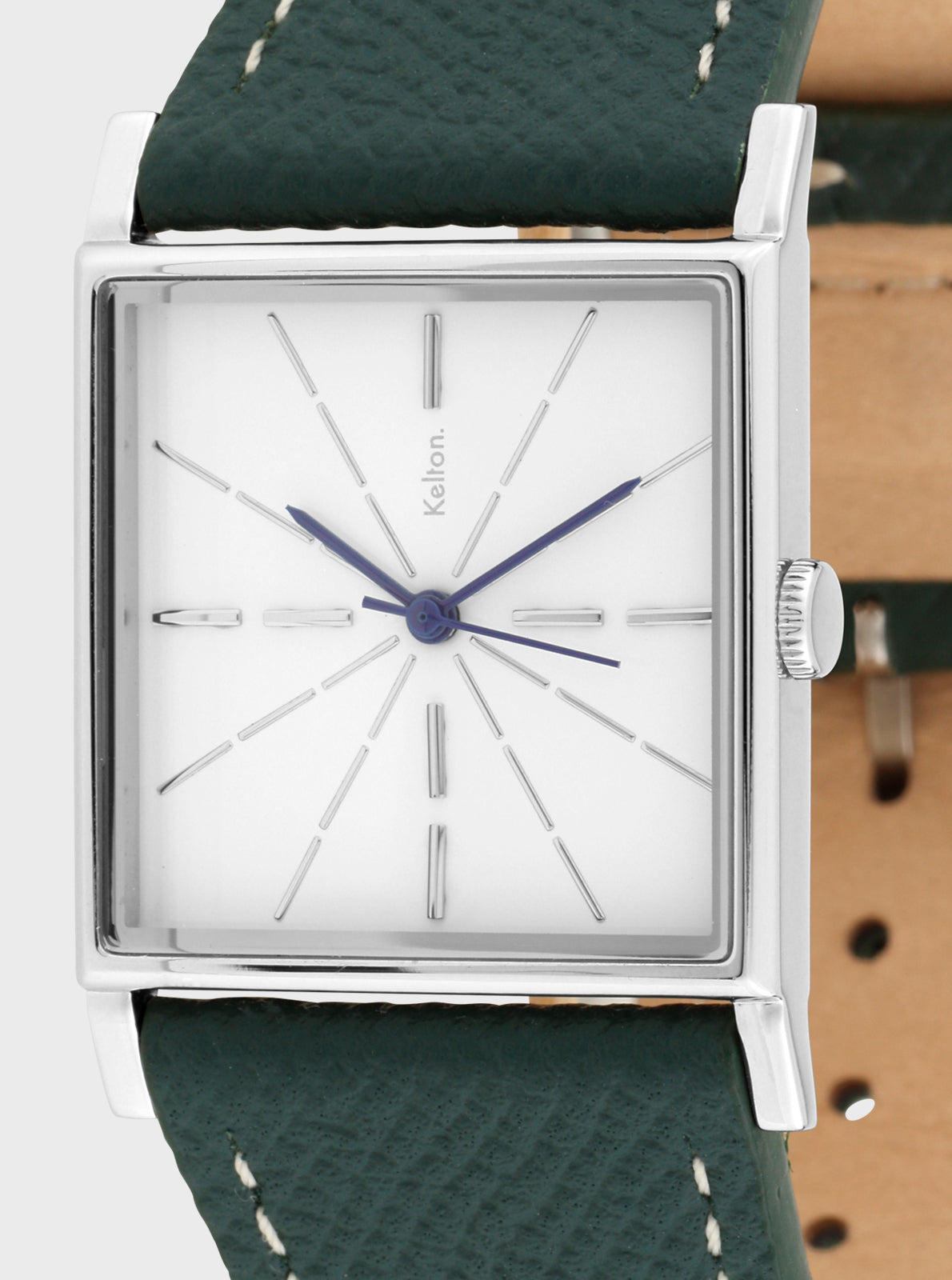 Image of Montre carrée, cadran blanc à motif étoilé bleu, boîtier argenté, bracelet cuir vert.