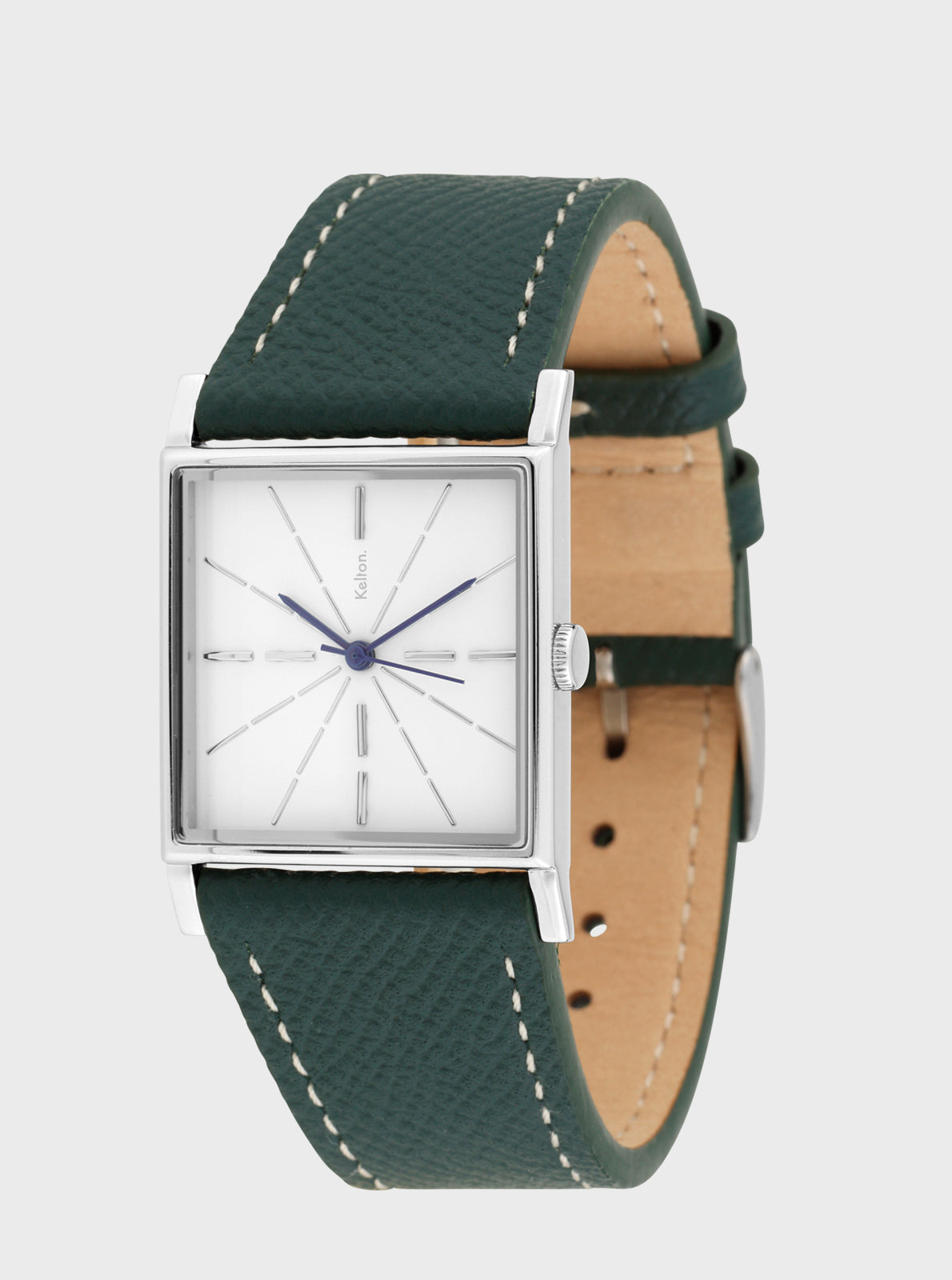 Image of Montre carrée avec bracelet cuir vert, boîtier argent, cadran blanc, vue trois-quarts.