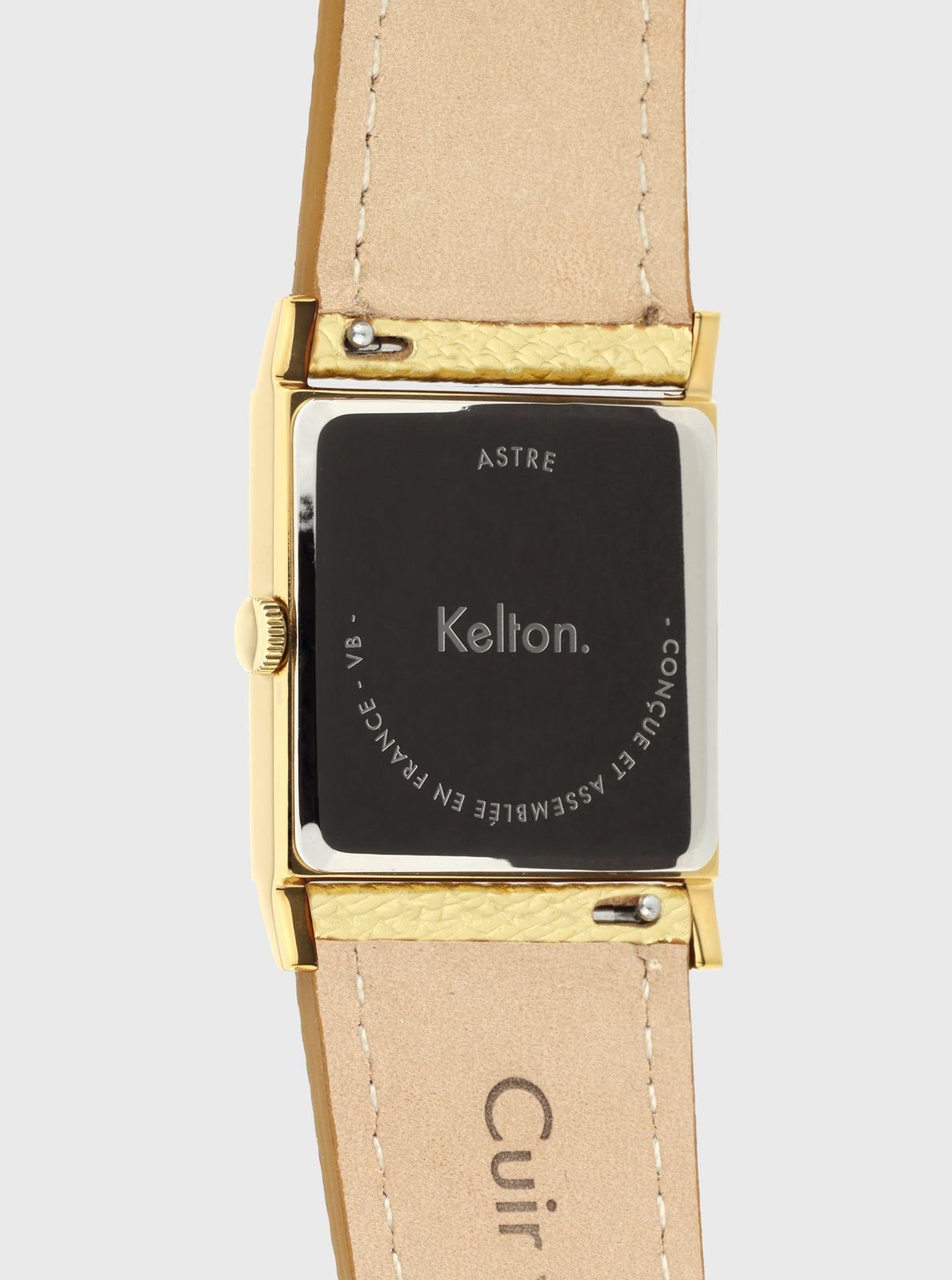 Image of Montre vue arrière : fond noir avec inscriptions, bracelet cuir beige doré et boucle