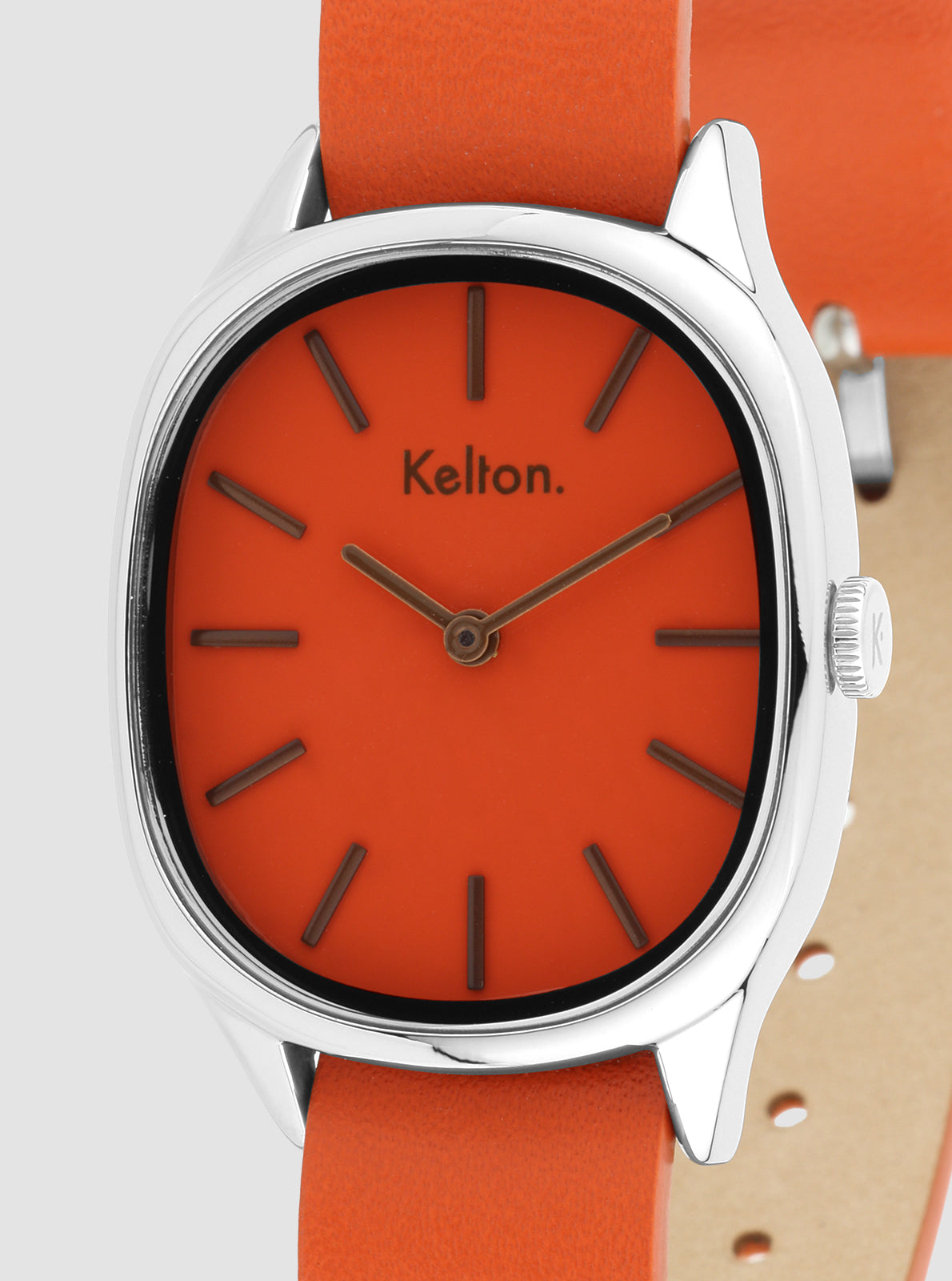 Image of Montre cadran orange avec logo Kelton, aiguilles et index noirs, gros plan