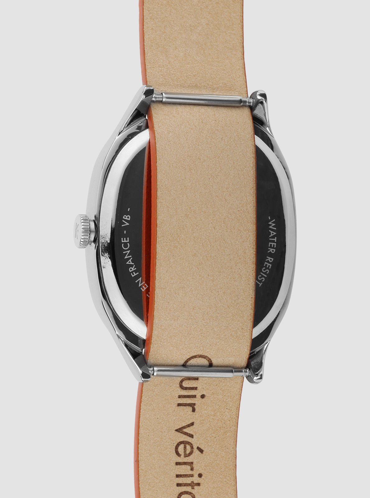 Image of Montre avec bracelet cuir orange, fond et couronne, inscriptions visibles