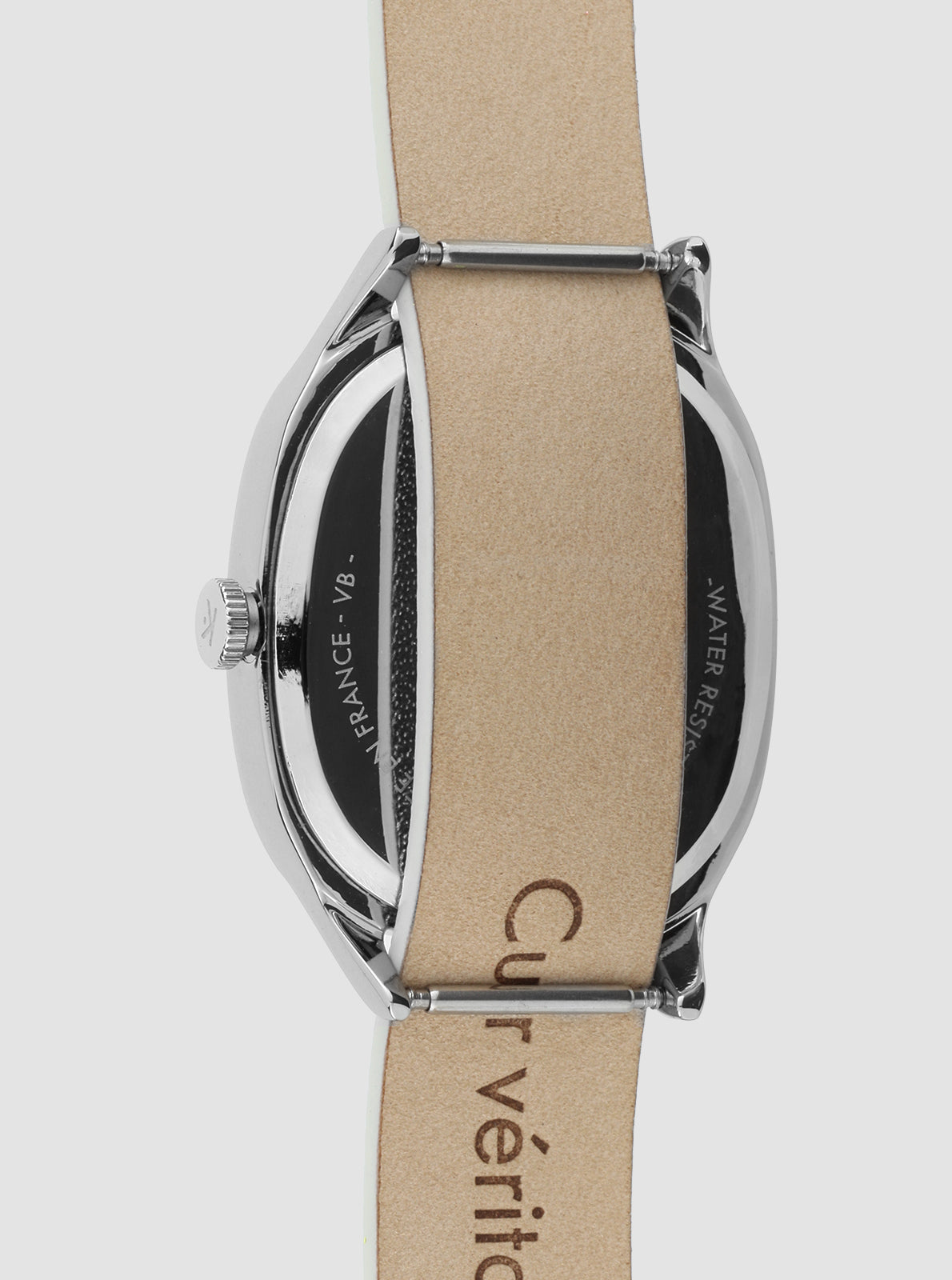 Image of Montre vue arrière, boîtier argenté, bracelet beige en cuir, inscriptions