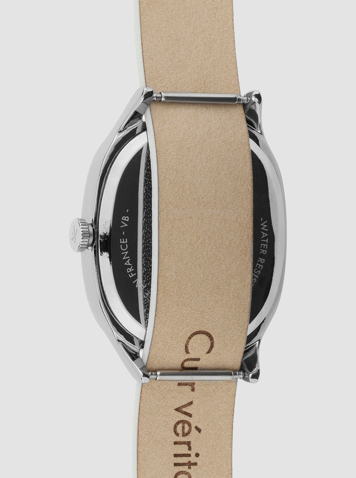 Image of Montre à boîtier acier, bracelet argent; inscriptions visibles sur le dos
