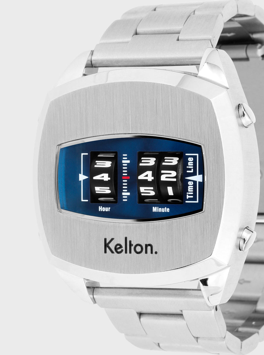 Image of Montre à cadran bleu rectangulaire, chiffres numériques visibles, boîtier et bracelet argentés.
