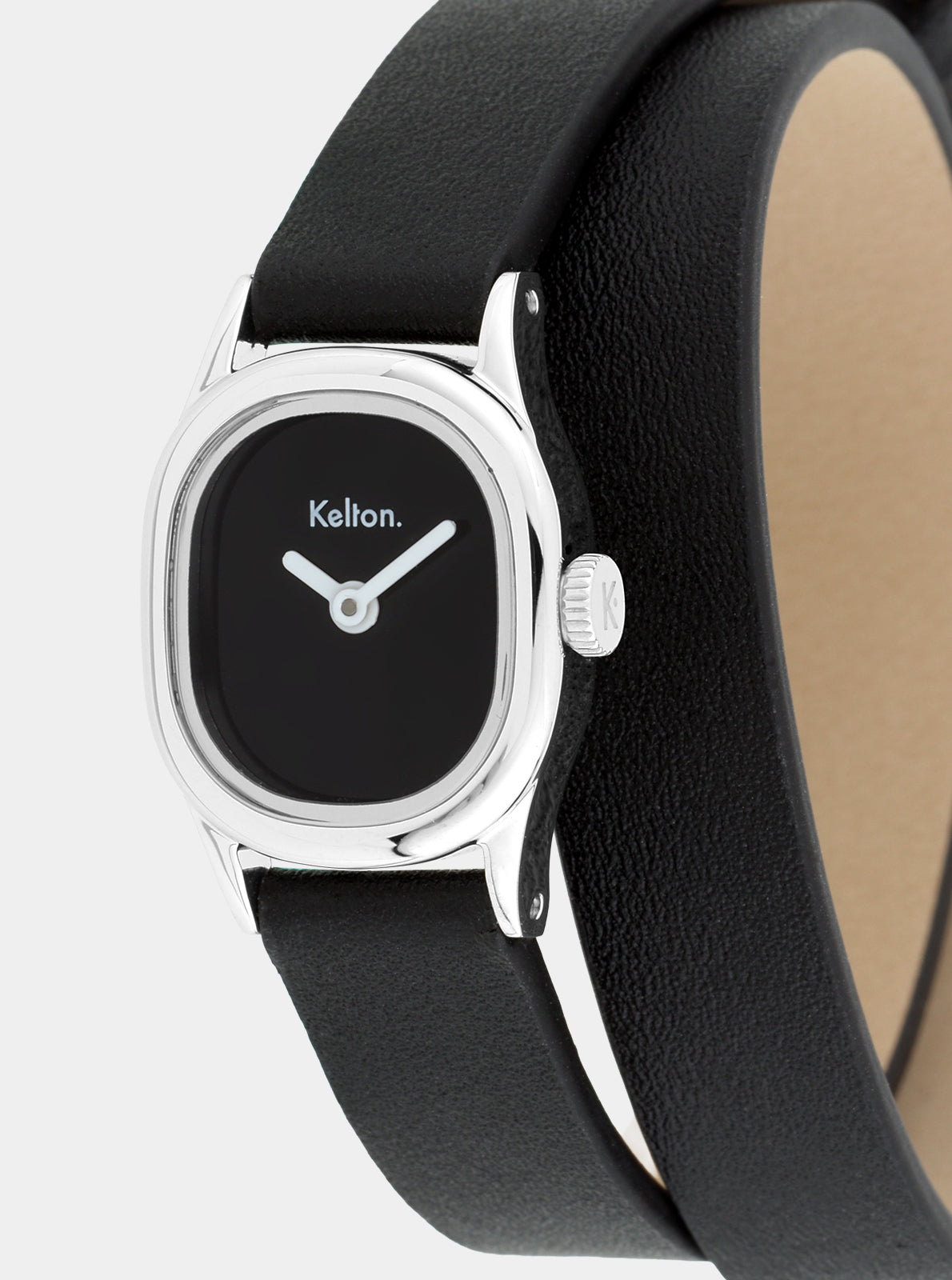 Image of Montre Minicolo noire gros plan du cadran : Kelton, aiguilles blanches sur fond noir.