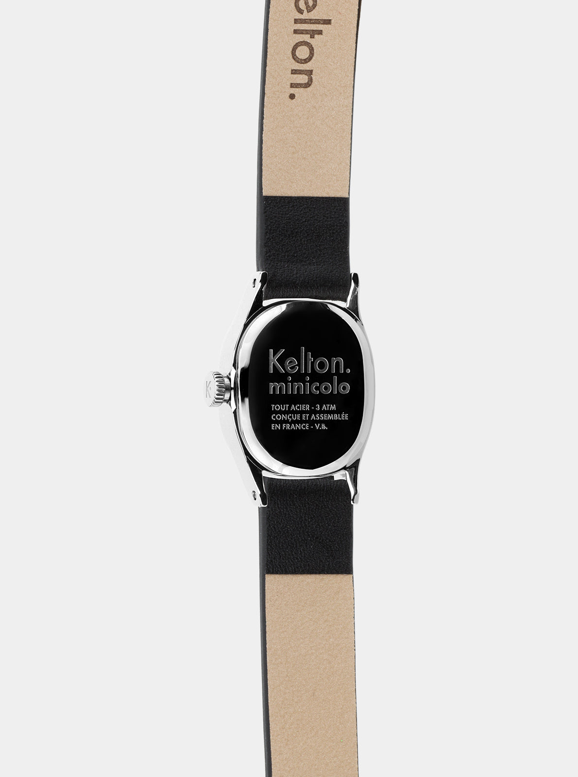 Image of Montre Minicolo noire vue de face, cadran noir texte Kelton minicolo, cuir noir.