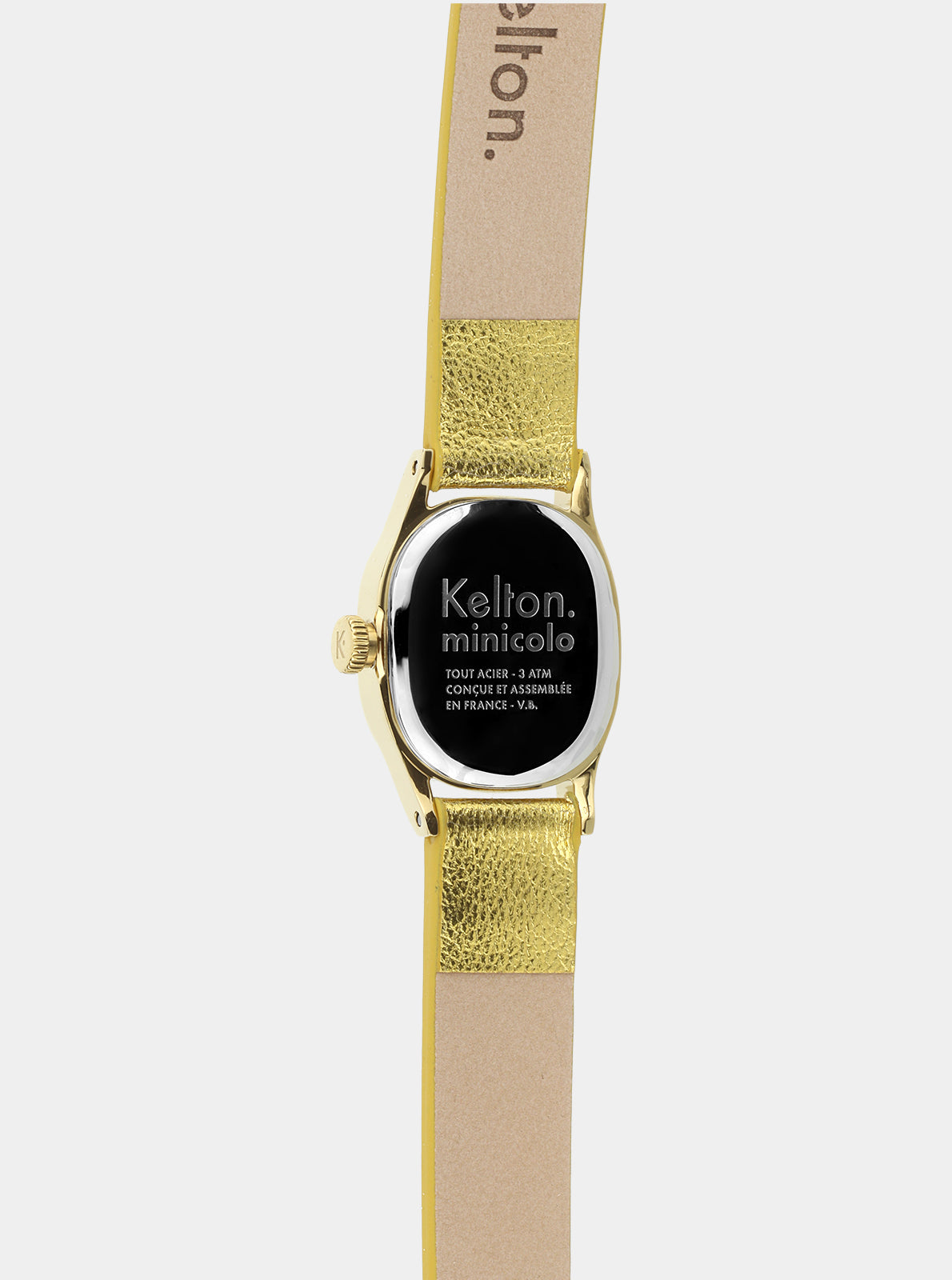 Image of Montre Kelton Minicolo dos noir avec texte, bracelet cuir jaune.