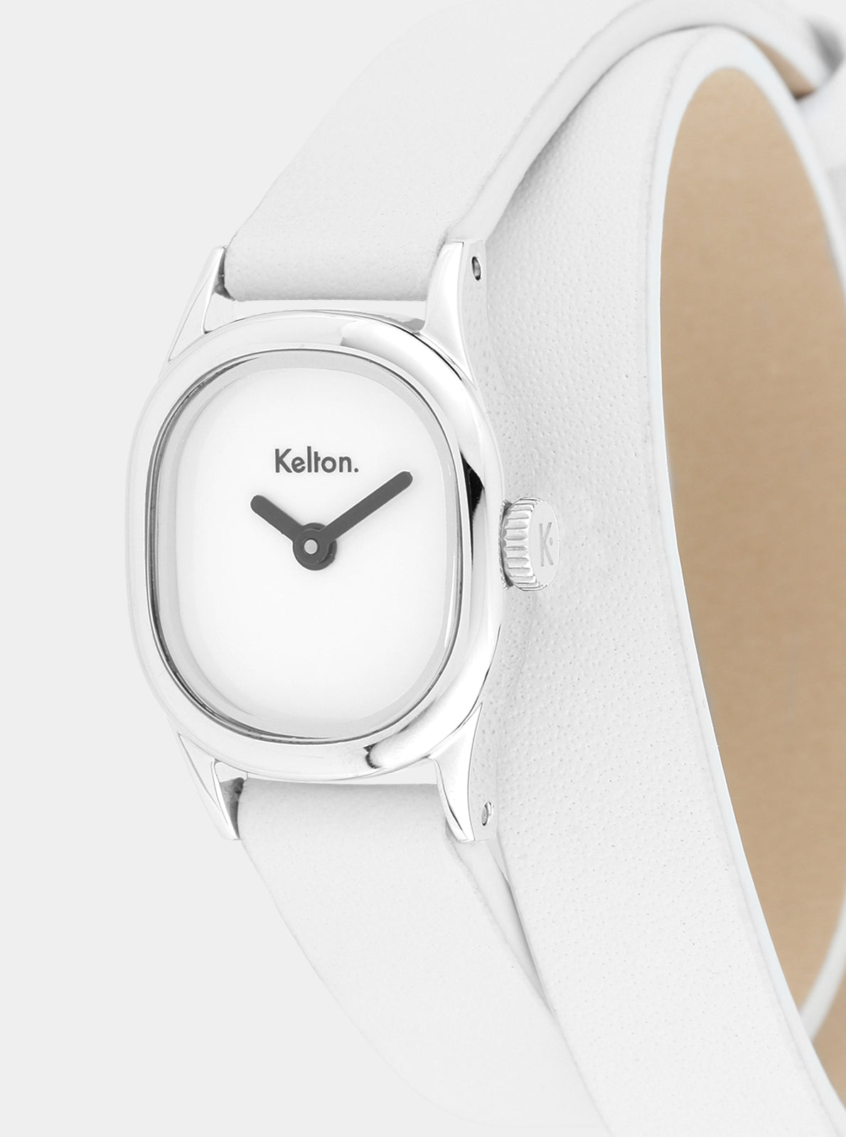 Image of Montre à cadran blanc, boîtier argenté, bracelet cuir blanc, gros plan.