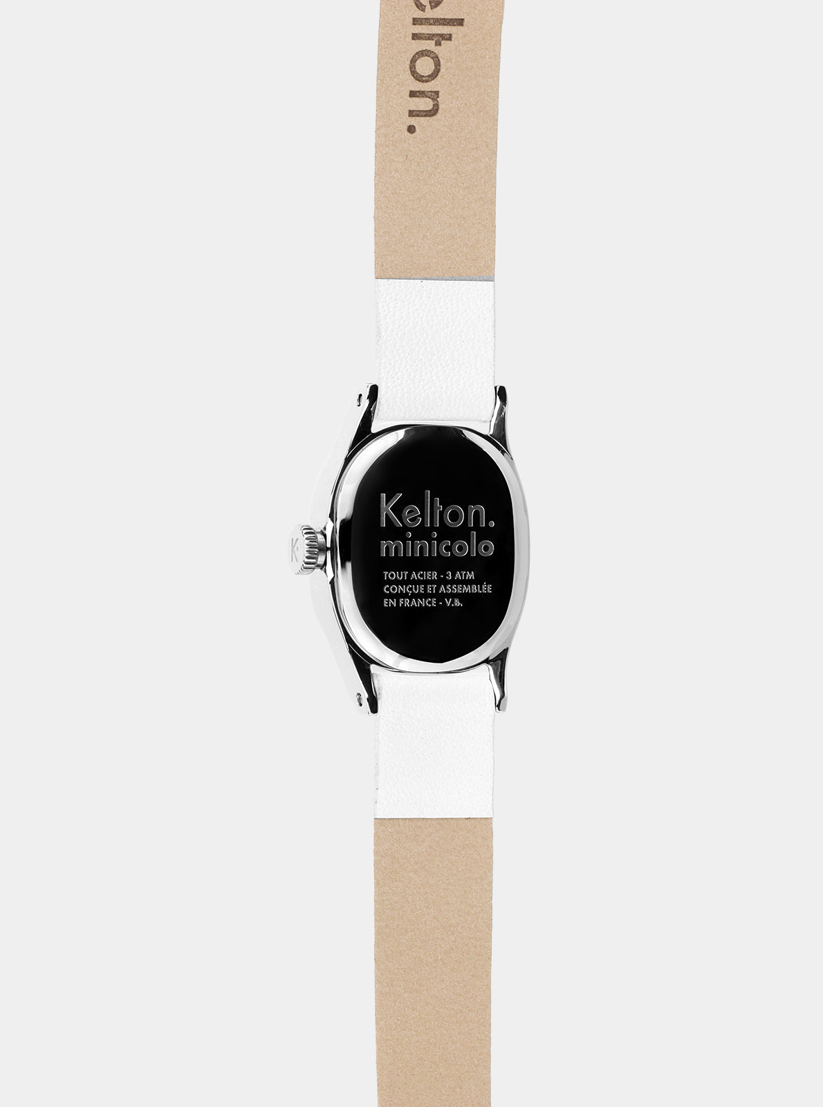 Image of Montre à fond noir avec inscriptions, bracelet cuir blanc, vue de dessus.