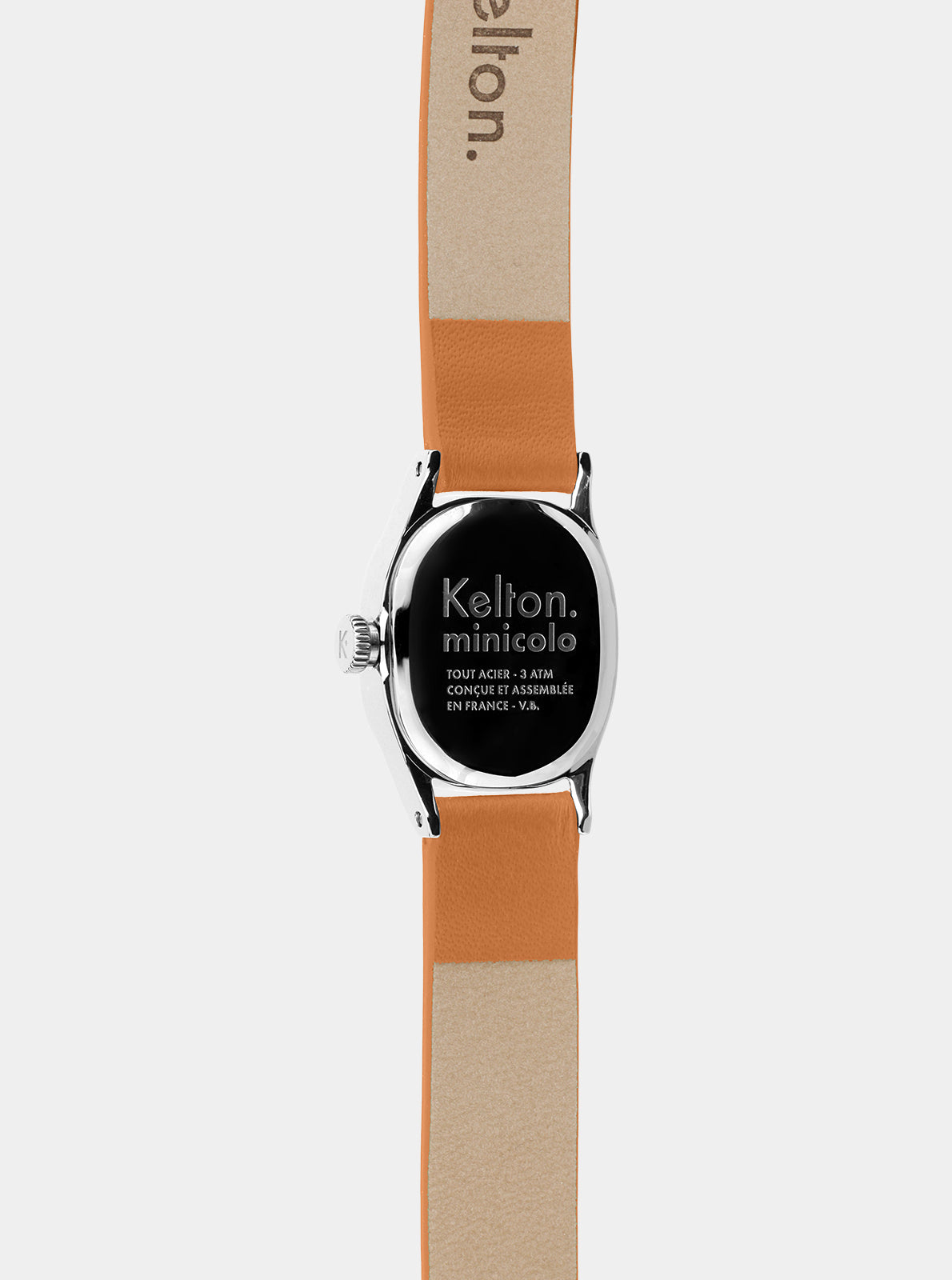 Image of Montre à bracelet cuir camel avec fond noir et texte, boîtier argenté.