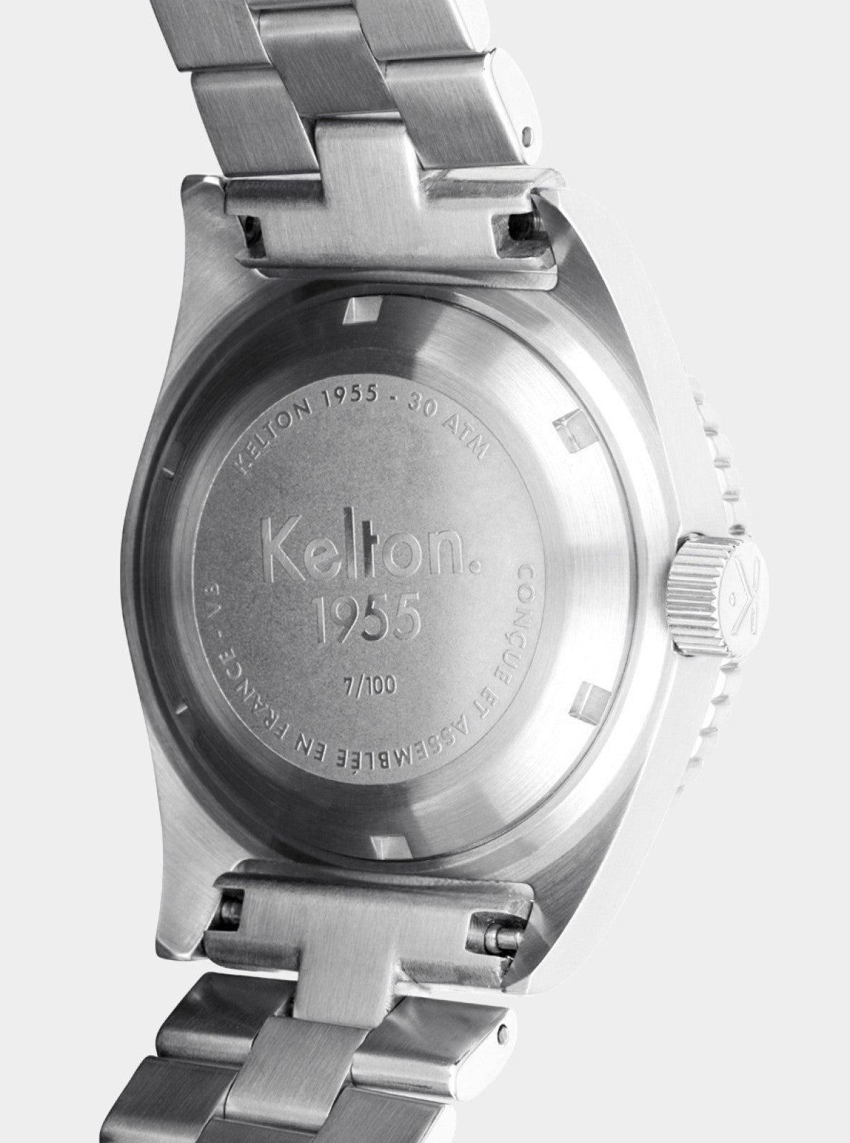 Image of Boîtier arrière argenté de la montre Kelton 1955, marquages gravés, bracelet acier
