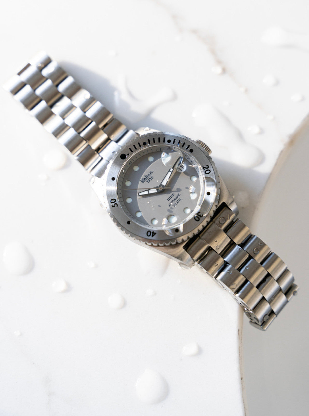 Image of Montre de plongée argentée, bracelet acier à maillons, lunette et couronne latérale