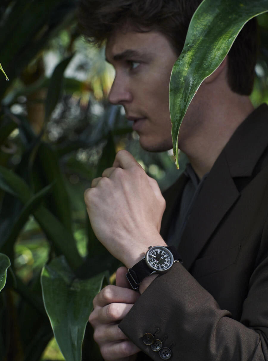 Image of Montre à cadran noir sur bracelet noir, vue poignet
