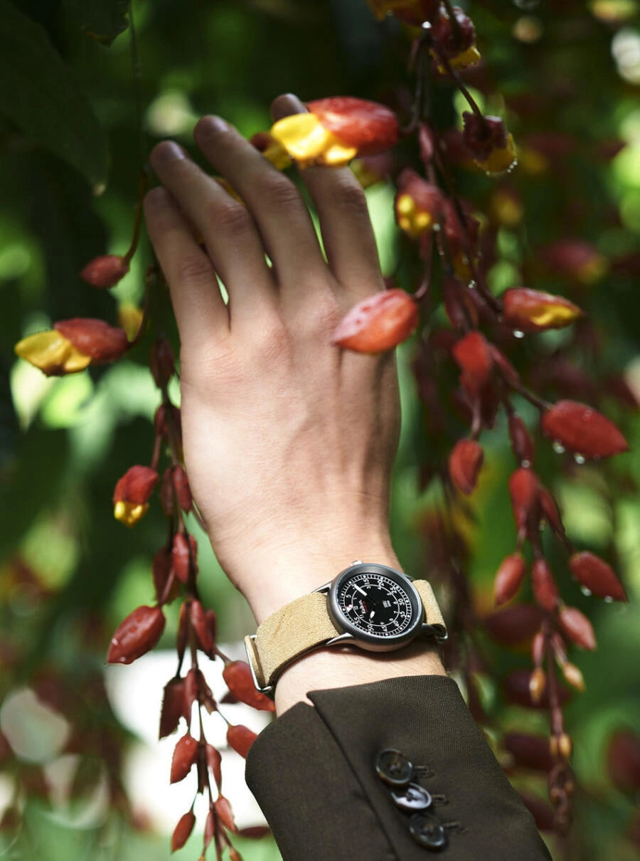 Image of Montre VTNM à cadran noir sur bracelet sable avec seconde sangle noire au poignet