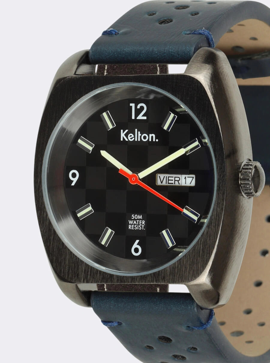 Image of Montre Kelton avec cadran noir damier, repères carrés, bracelet bleu, logo Kelton visible