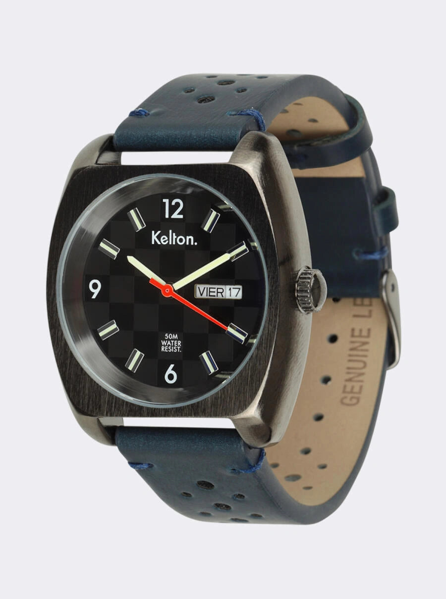 Image of Montre Kelton, cadran noir et aiguilles rouges, bracelet bleu à perforations, côté boîtier