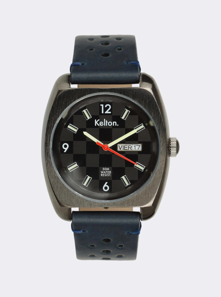 Image of Montre Kelton avec cadran noir damier, bracelet bleu à perforations, boîtier rectangulaire