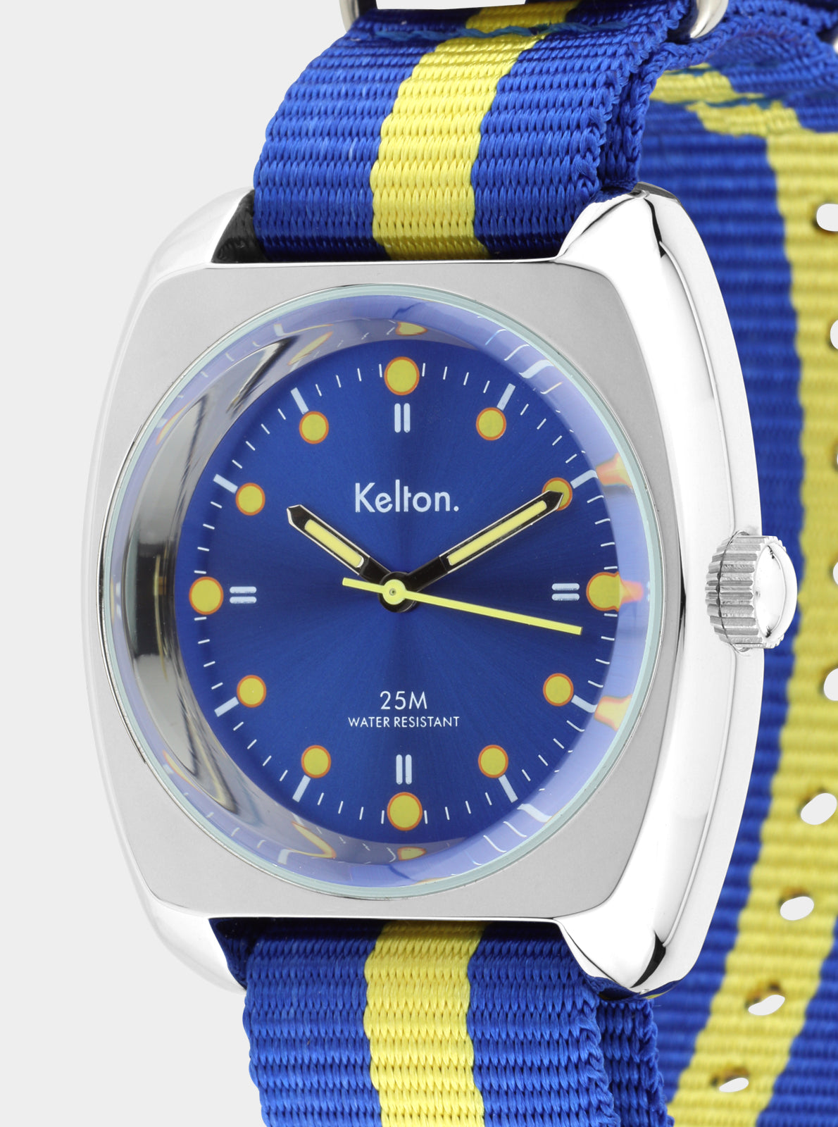 Image of Montre RC2, cadran bleu avec index et aiguilles jaunes, boîtier argent et bracelet Nato rayé