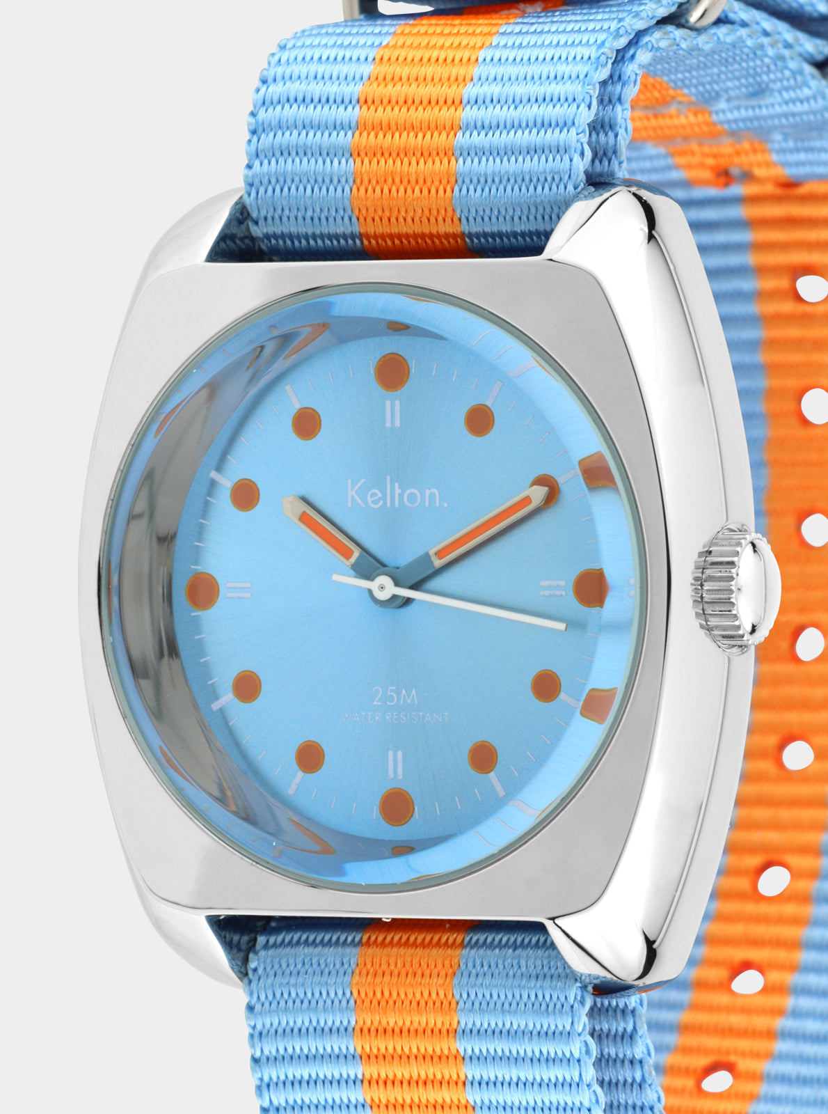 Image of Montre RC2, gros plan cadran bleu à index orange, bracelet Nato bleu et orange.
