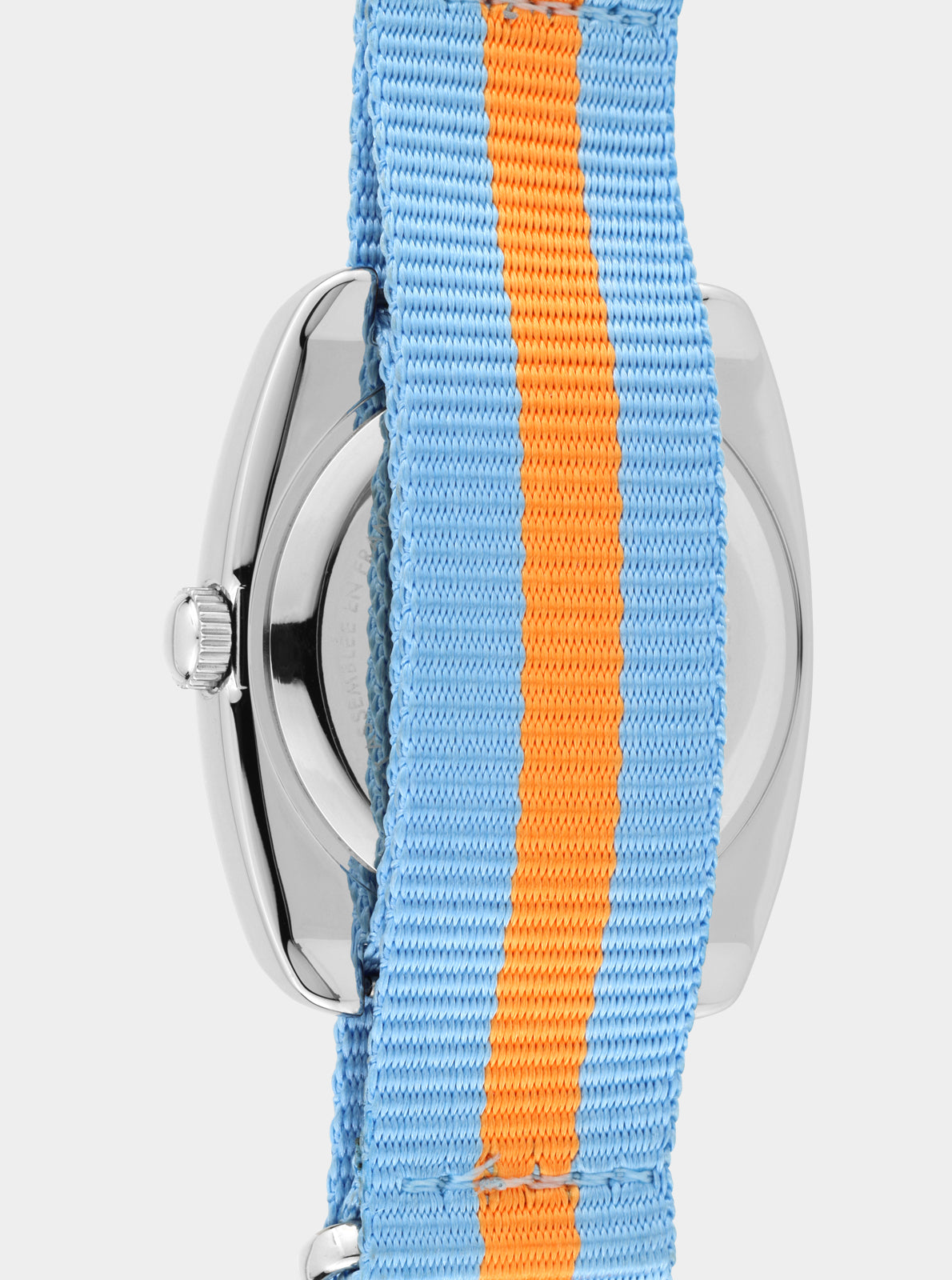 Image of Montre RC2 vue de côté, boîtier argenté et bracelet Nato bleu rayé orange.