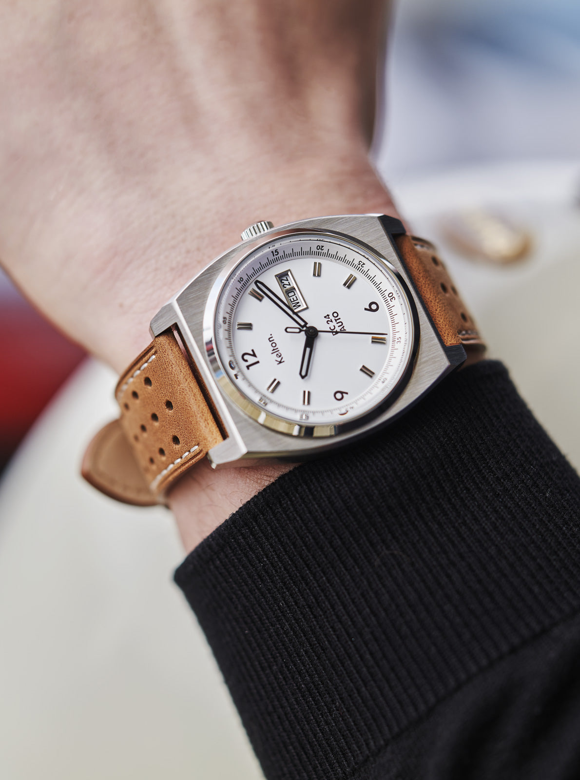 Image of Montre automatique RC 24 cadran blanc, bracelet cuir brun, gros plan sur le poignet